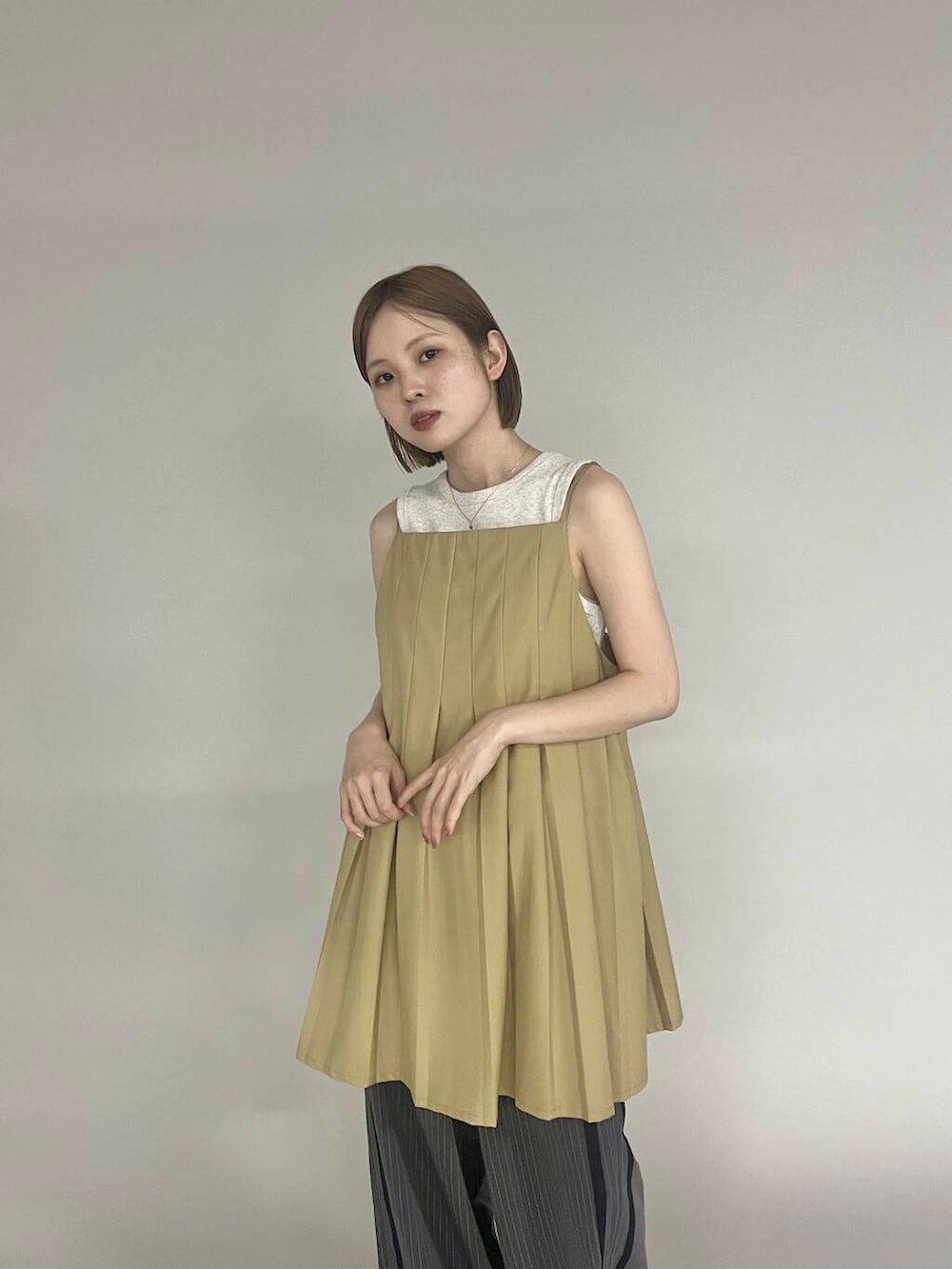 「きれいめカジュアル、カジュアルコーデ、サンダル、kbf_ootd、KBF、低身長、タンクトップ、夏コーデ、パンツスタイル、低身長コーデ、厚底サンダル、ゆったりコーデ、厚底シューズ、ミニワンピース、骨格ナチュラル」｜「KBFのクロップドタンクトップ（タンクトップ、ベージュ系）」を使った、serikaさん（レディース・153cm）の夏コーディネートの3枚目の写真