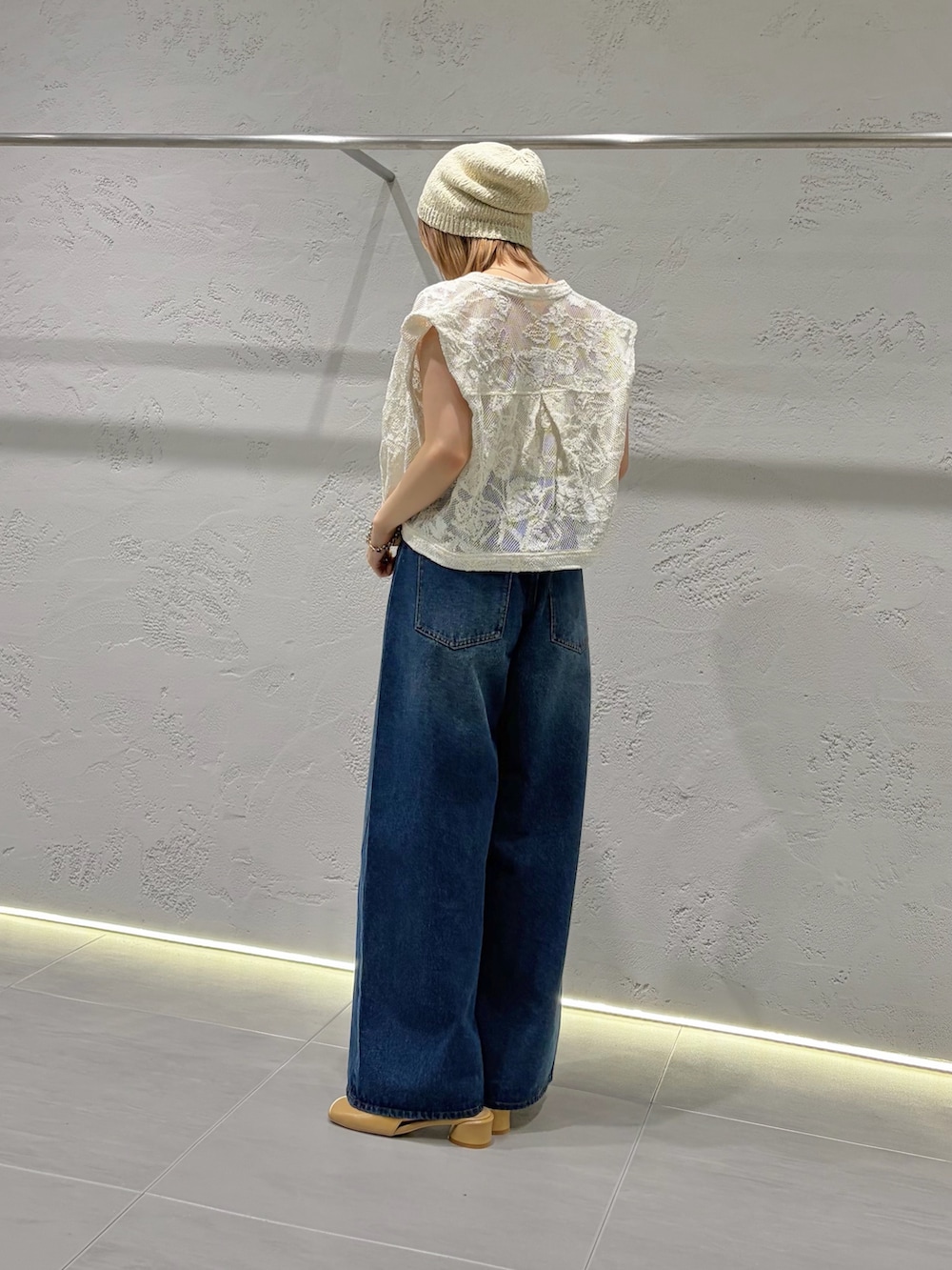 ホワイト系のキャミソール、ホワイト系のシャツ/ブラウス、ベージュ系のその他シューズを着用したレディースの春コーディネートの2枚目の写真