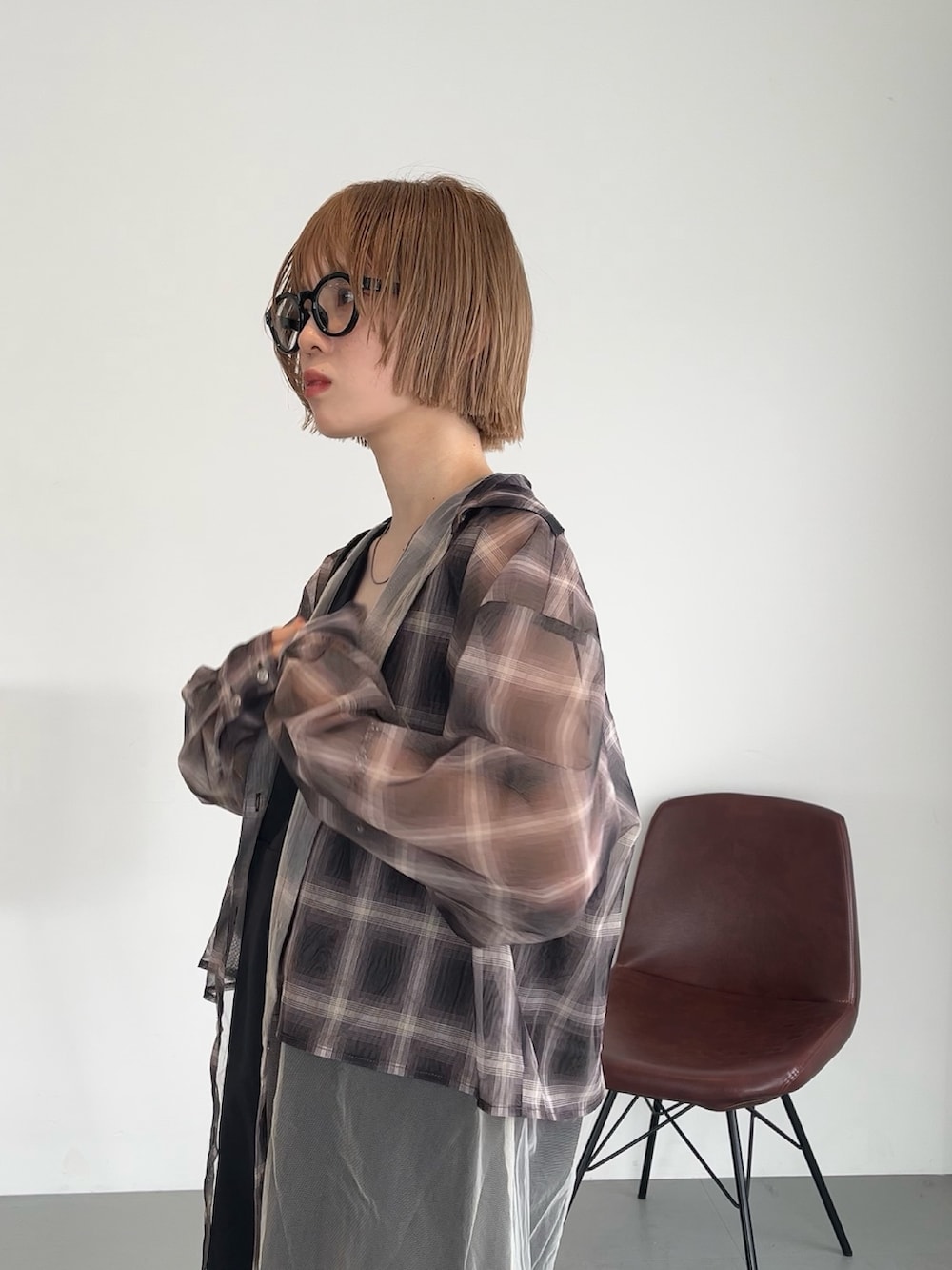 ブラック系のワンピース、グレー系のシャツ/ブラウス、ブラック系のショルダーバッグを着用したレディースの夏コーディネートの3枚目の写真