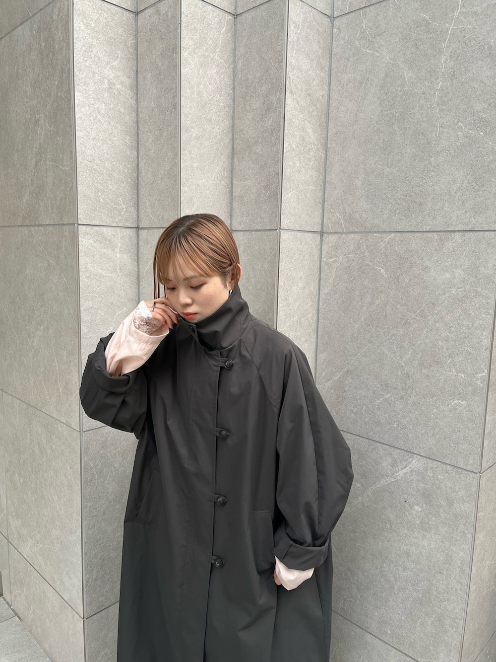 「KBF、kbf_ootd、ロングコート、デニム、シャツスタイル、レース、ステンカラーコート、春コーデ、春アウター、Coming soon…、低身長、低身長コーデ、骨格ナチュラル」｜「KBFのBACKスリットステンカラーコート（ステンカラーコート、グレー系）」を使った、serikaさん（レディース・153cm）の冬コーディネートの6枚目の写真