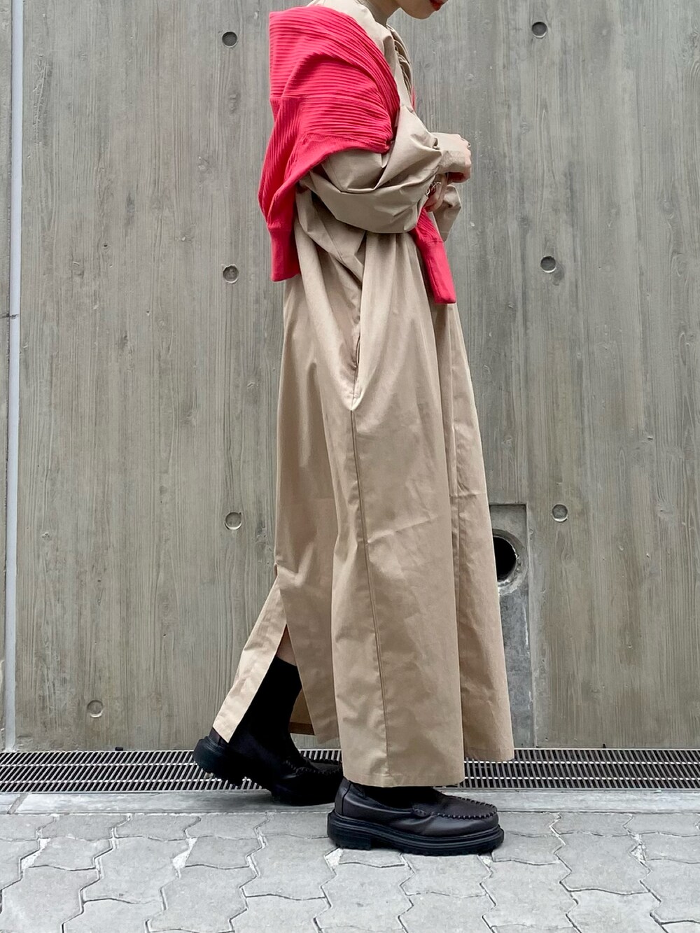 グレー系のブーツ、ベージュ系のワンピース、ピンク系のカーディガン/ボレロを着用したレディースの春コーディネートの5枚目の写真