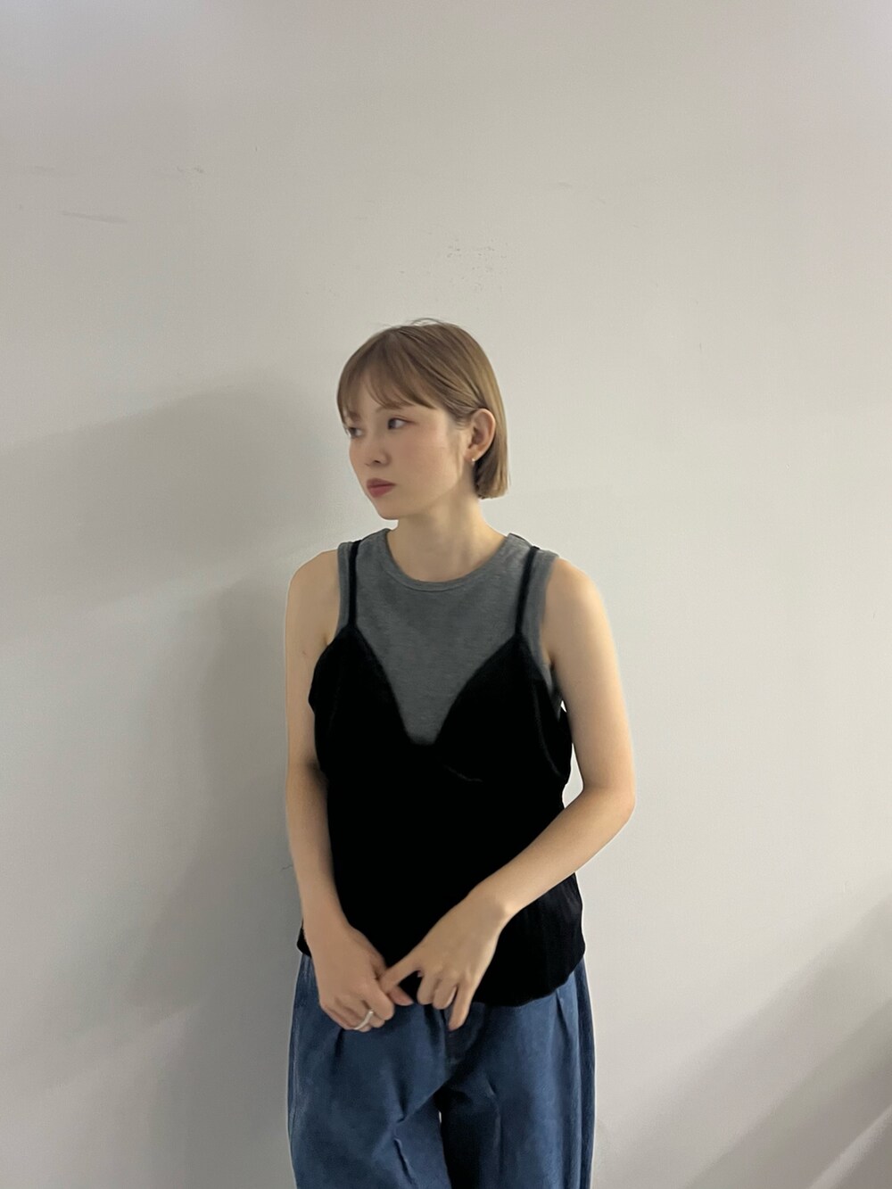 ブルー系のデニムパンツ、ブラック系のローファー、ブラック系のワンピースを着用したレディースの夏コーディネートの2枚目の写真