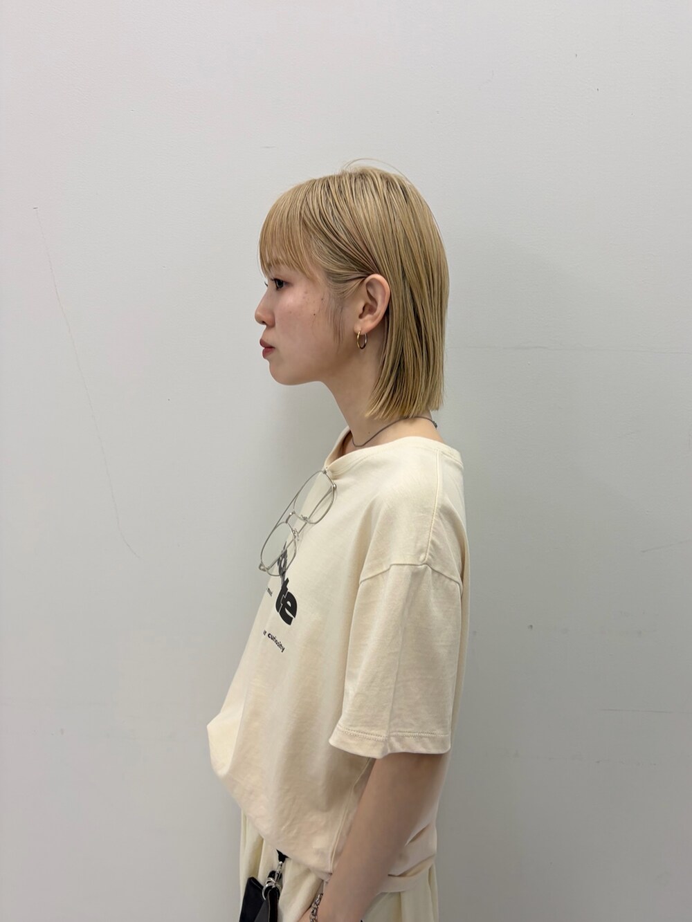 ホワイト系のTシャツ/カットソー、ブラウン系のショルダーバッグ、ホワイト系のその他パンツを着用したレディースの春コーディネートの2枚目の写真