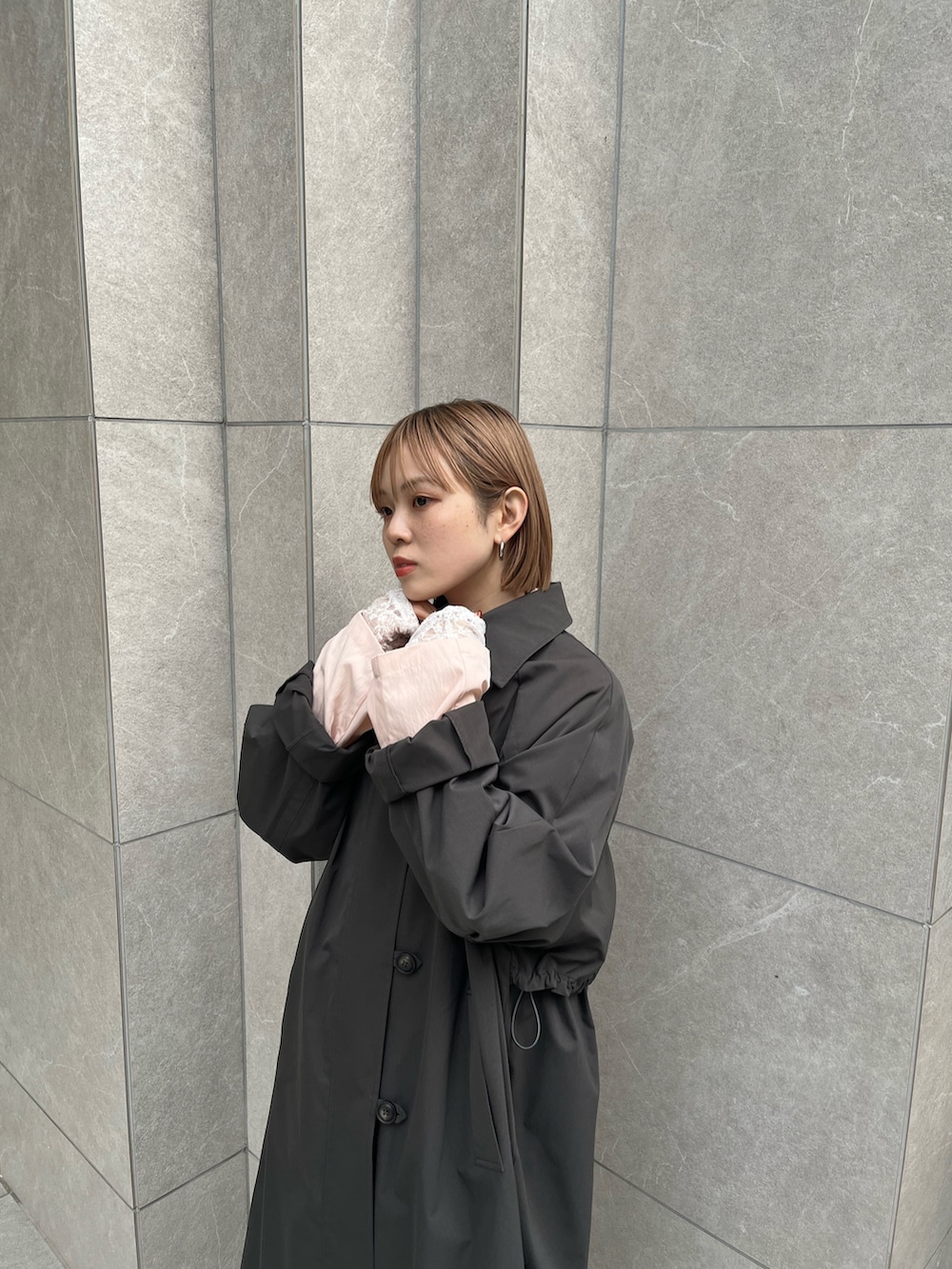 「KBF、kbf_ootd、ロングコート、デニム、シャツスタイル、レース、ステンカラーコート、春コーデ、春アウター、Coming soon…、低身長、低身長コーデ、骨格ナチュラル」｜「KBFのBACKスリットステンカラーコート（ステンカラーコート、グレー系）」を使った、serikaさん（レディース・153cm）の冬コーディネートの5枚目の写真