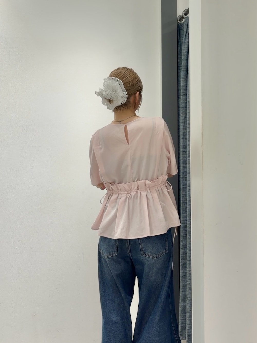 ブルー系のデニムパンツ、ブラック系のサンダル、ピンク系のシャツ/ブラウスを着用したレディースの夏コーディネートの3枚目の写真