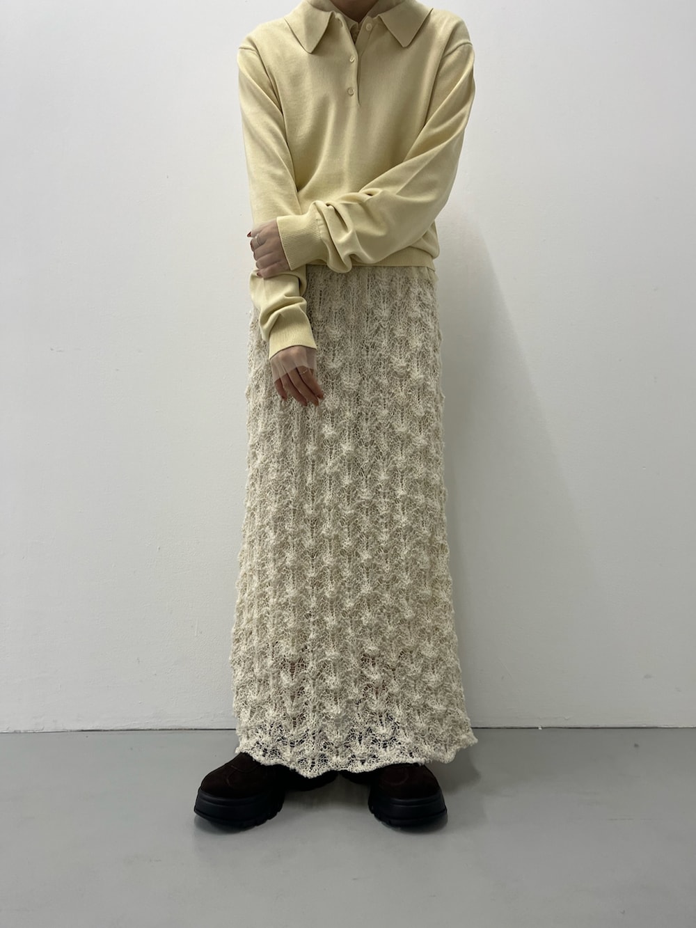 ホワイト系のニット/セーター、ブラック系のスニーカーを着用したレディースの秋コーディネートの3枚目の写真