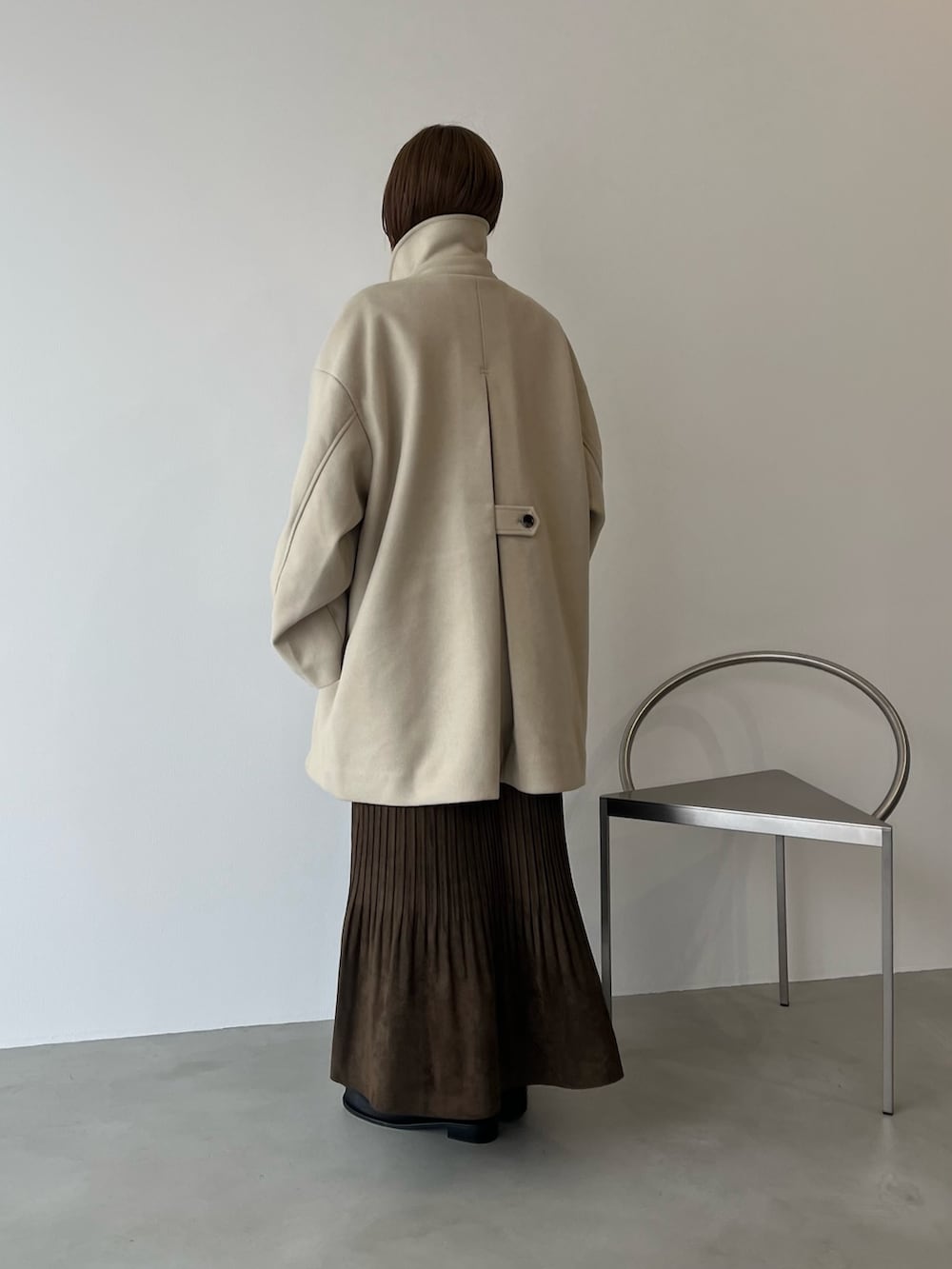 ベージュ系のその他アウター、ブラウン系のワンピース、グレー系のTシャツ/カットソーを着用したレディースの秋コーディネートの2枚目の写真