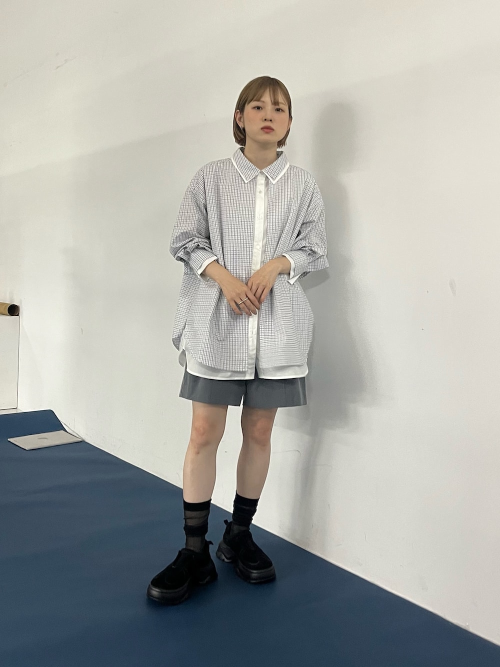 ブラウン系のシャツ/ブラウス、グレー系のその他パンツ、ブラック系のスニーカーを着用したレディースの夏コーディネートの3枚目の写真