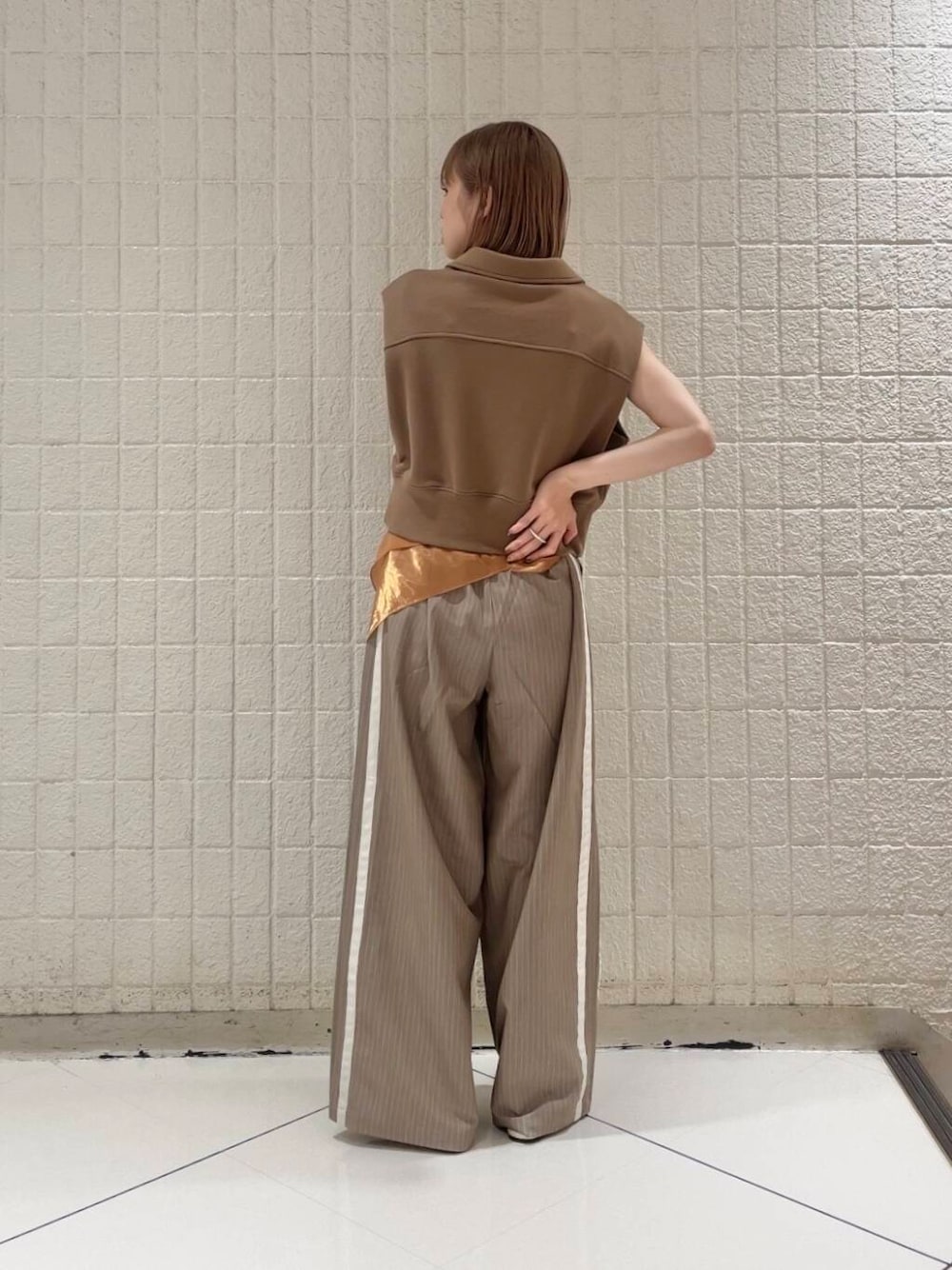 ブラウン系のスウェット、ベージュ系のその他パンツ、ブラウン系のバンダナ/スカーフを着用したレディースの夏コーディネートの2枚目の写真