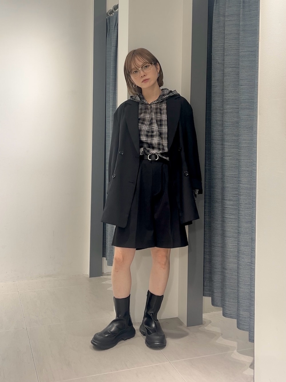 ブラック系のその他パンツ、その他のシャツ/ブラウス、ブラック系のその他アウターを着用したレディースの秋コーディネートの2枚目の写真