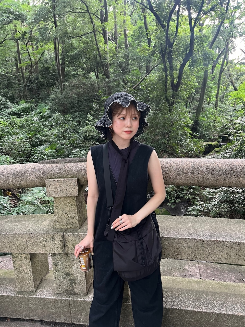 ブルー系のタンクトップ、ブラック系のサンダル、ブラック系のショルダーバッグを着用したレディースの夏コーディネートの3枚目の写真