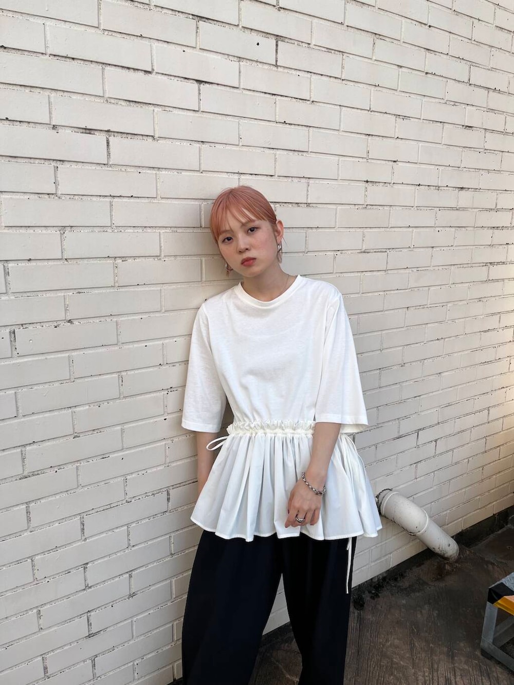 ブラック系のセットアップ、ブラック系のサンダル、ホワイト系のTシャツ/カットソーを着用したレディースの夏コーディネートの3枚目の写真