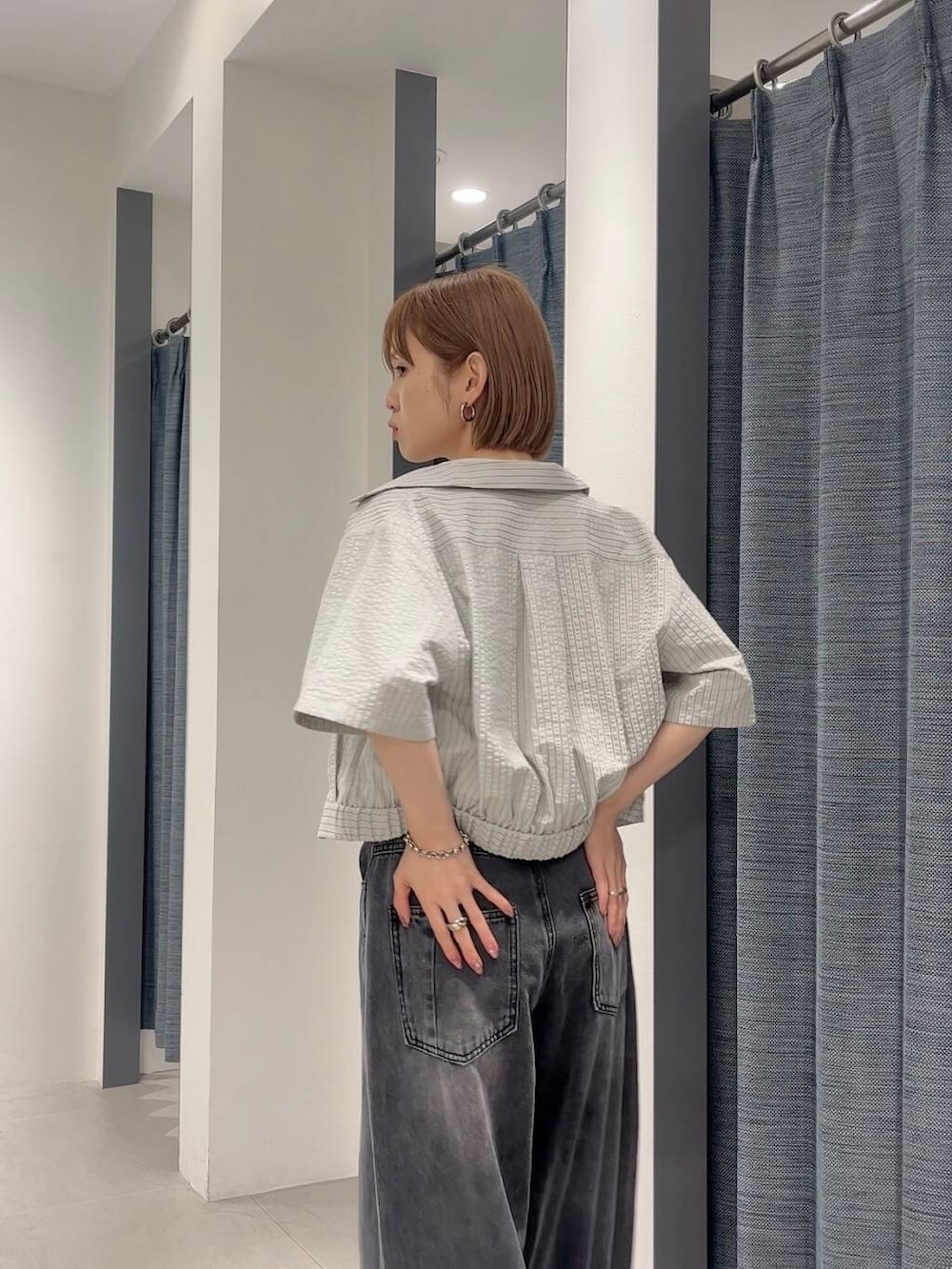 「デニム、ストライプシャツ、カジュアルコーデ、シンプルコーデ、kbf_ootd、KBF、低身長、夏コーデ、パンツスタイル、newarrival、低身長コーデ、ワイドデニム、カップ付きインナー、骨格ナチュラル、短丈トップス」｜「KBFの『2サイズ展開』ドローストリングデニム（デニムパンツ、ブルー系）」を使った、serikaさん（レディース・153cm）の夏コーディネートの2枚目の写真