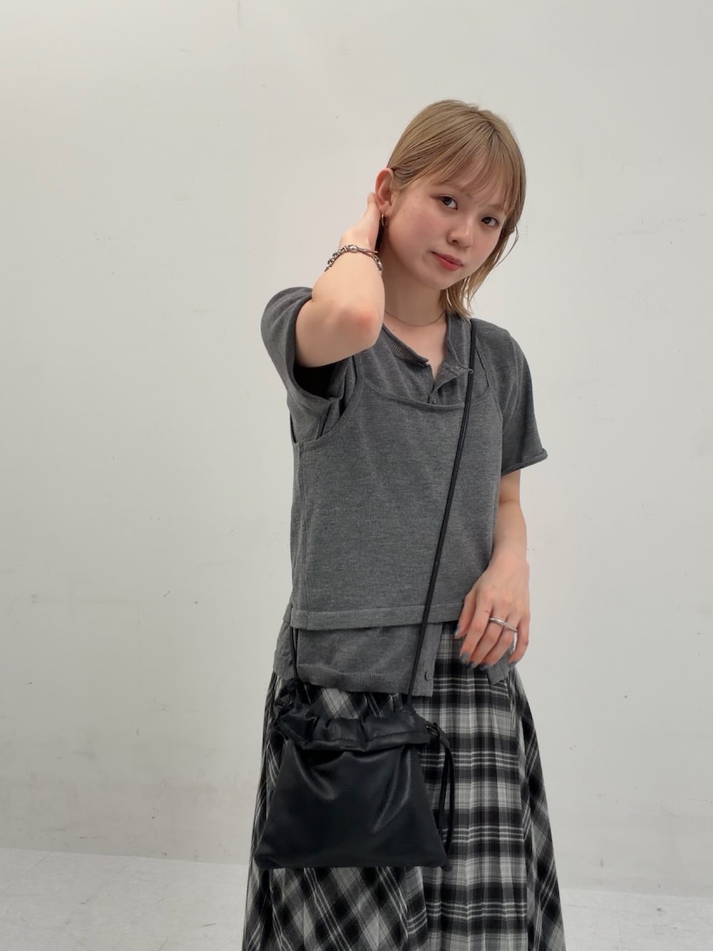 ブラック系のワンピース、ブラック系のショルダーバッグ、ブラック系のサンダルを着用したレディースの春コーディネートの2枚目の写真