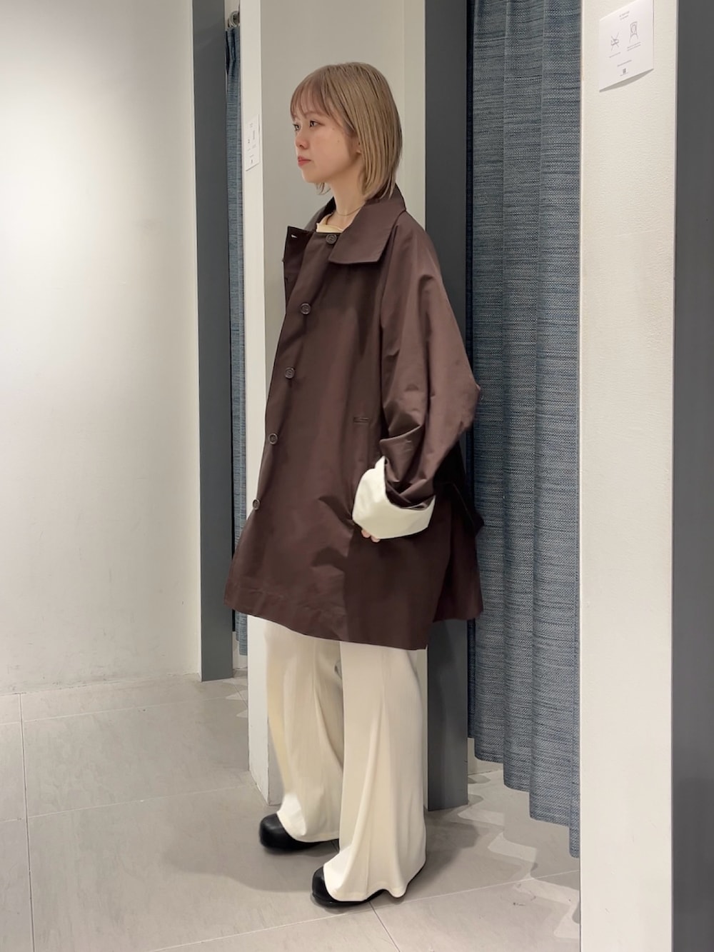 イエロー系のTシャツ/カットソー、ブラウン系のその他アウター、ホワイト系のその他パンツを着用したレディースの春コーディネートの2枚目の写真