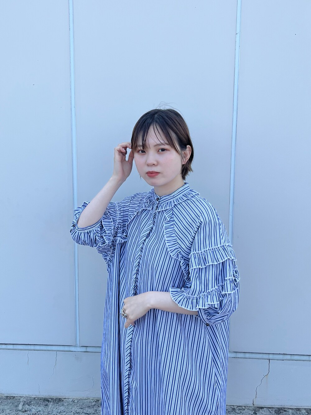 ブルー系のワンピース、ホワイト系のその他を着用したレディースの春コーディネートの3枚目の写真