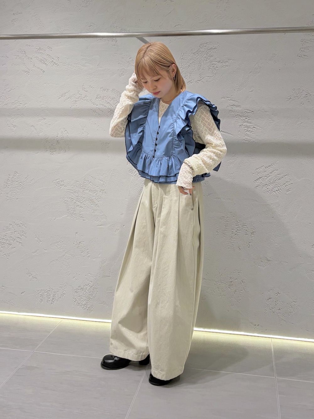 ホワイト系のTシャツ/カットソー、ブルー系のシャツ/ブラウス、ブラック系のサンダルを着用したレディースの春コーディネートの4枚目の写真