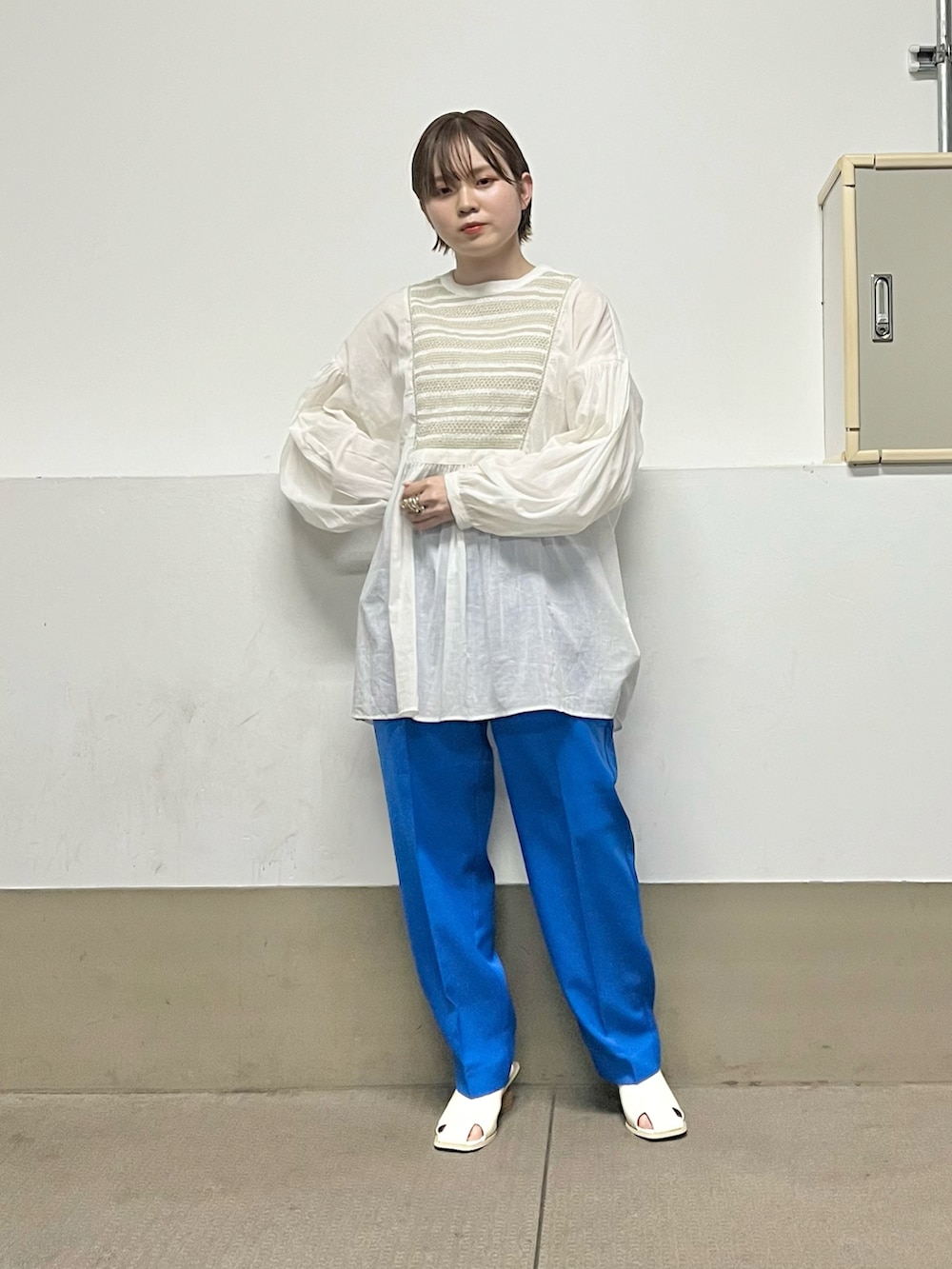 「KBF、kbf_ootd、カラーパンツ、ブラウス、ボリューム袖、お出かけコーデ、低身長、カラーコーデ、スラックス、ギャザーブラウス、ラフ、ラクチンコーデ、ootd」｜「KBFのエナメルサンダル（サンダル、イエロー系）」を使った、serikaさん（レディース・153cm）の春コーディネートの3枚目の写真