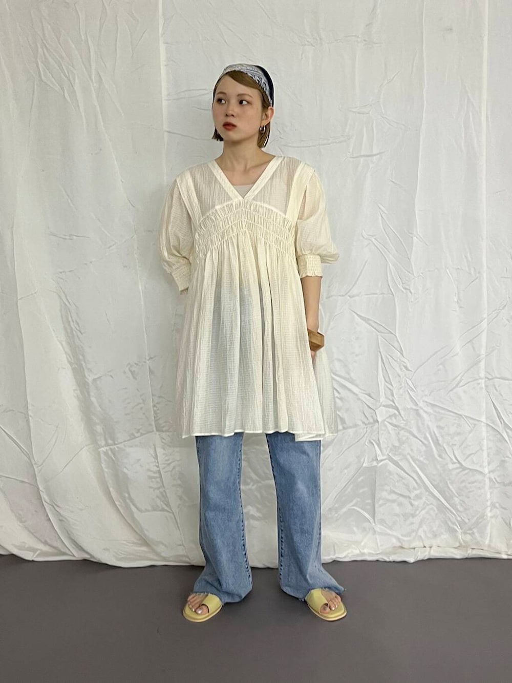 「ワンピース、デニム、きれいめカジュアル、シンプルコーデ、kbf_ootd、KBF、スカーフ、低身長、春コーデ、春服、パンツスタイル、低身長コーデ、春夏コーデ、骨格ナチュラル、春色」｜「KBFのコロッセオスカーフ（バンダナ/スカーフ、ブルー系）」を使った、serikaさん（レディース・153cm）の冬コーディネートの3枚目の写真