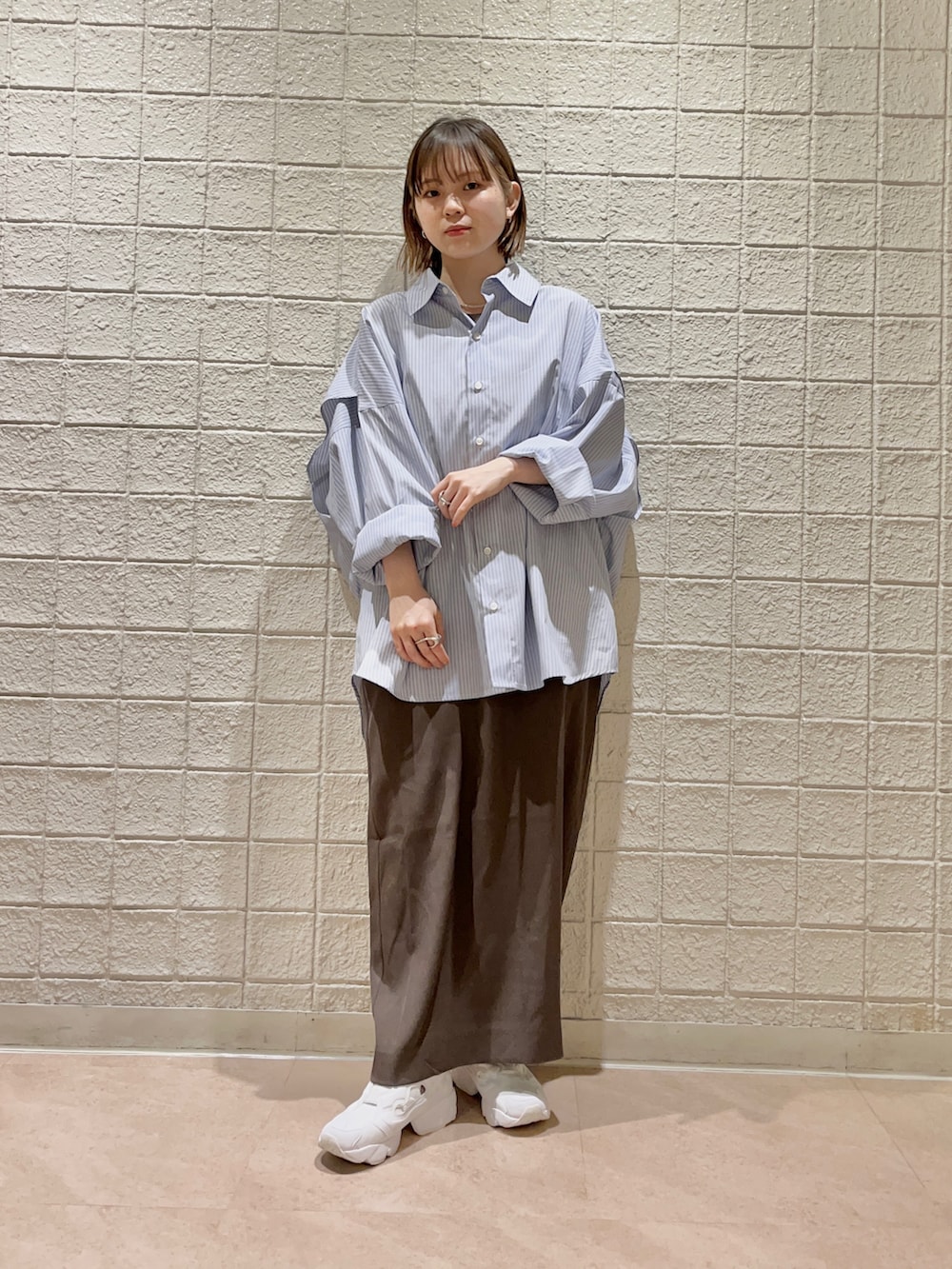 ブラウン系のワンピース、ブルー系のシャツ/ブラウス、ホワイト系のその他を着用したレディースの冬コーディネートの2枚目の写真