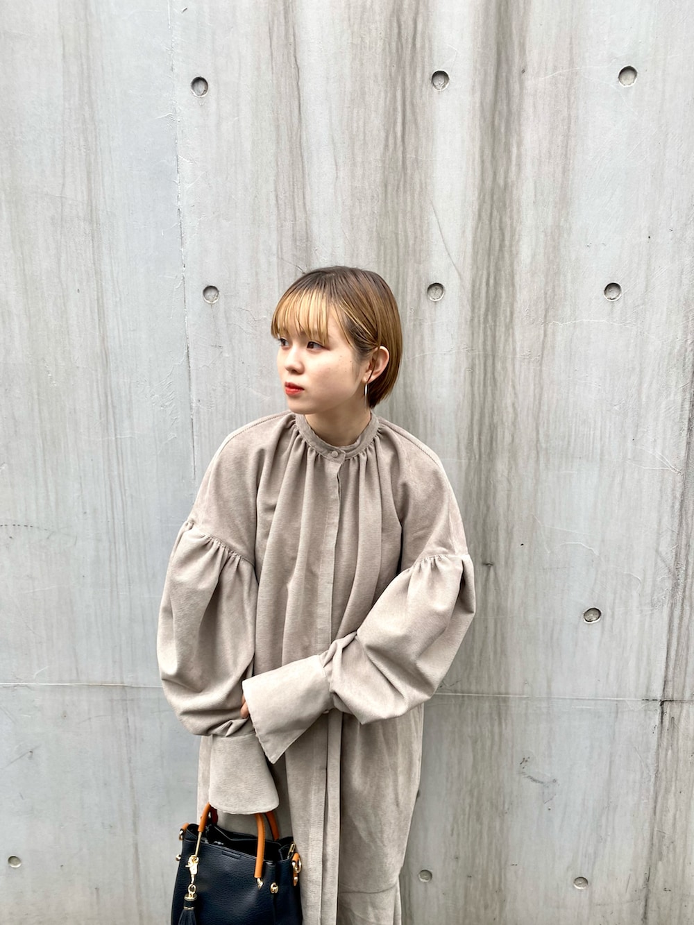 「KBF、kbf_ootd、ワンピース、ゆるコーデ、シンプルコーデ、ベージュ、ボリューム袖、ブーツ、大人カジュアル、冬コーデ、ラクチンコーデ、RODE SKO、ロングワンピース」｜「RODE SKOのプチ2WAYトートバッグ（トートバッグ、ブラック系）」を使った、serikaさん（レディース・153cm）の冬コーディネートの4枚目の写真