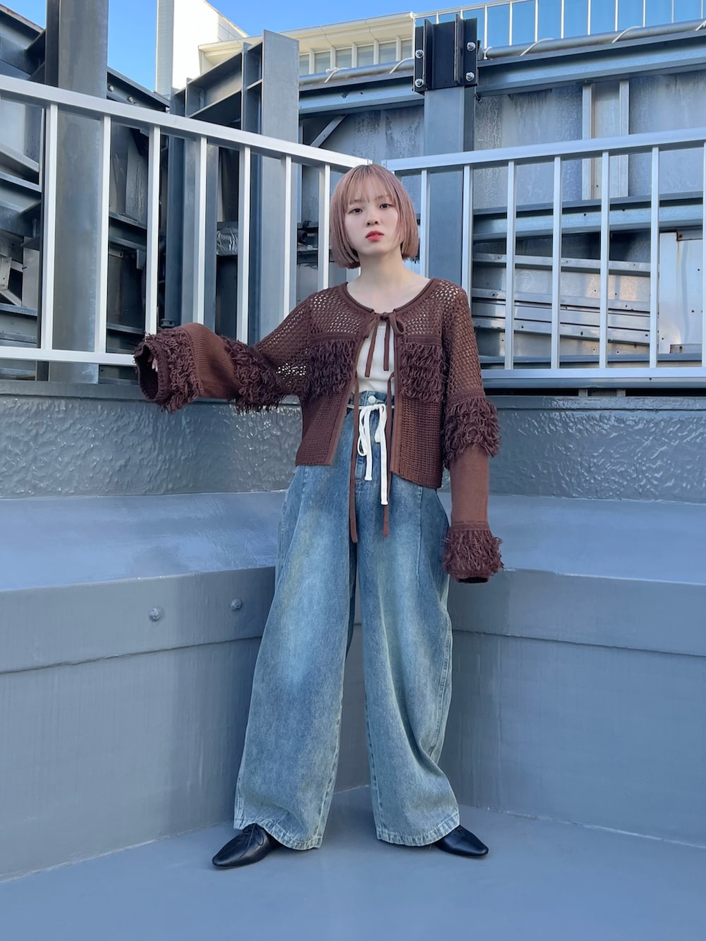 「KBF、kbf_ootd、最近のいい感じコーデ、2025SS 、ニット、春ニット、デニム、キャミソール、きれいめカジュアル、ゆるニット、低身長、低身長コーデ、骨格ナチュラル、春コーデ」｜「KBFのスパゲティストラップカップ付きキャミ（キャミソール、ベージュ系）」を使った、serikaさん（レディース・153cm）の冬コーディネートの3枚目の写真