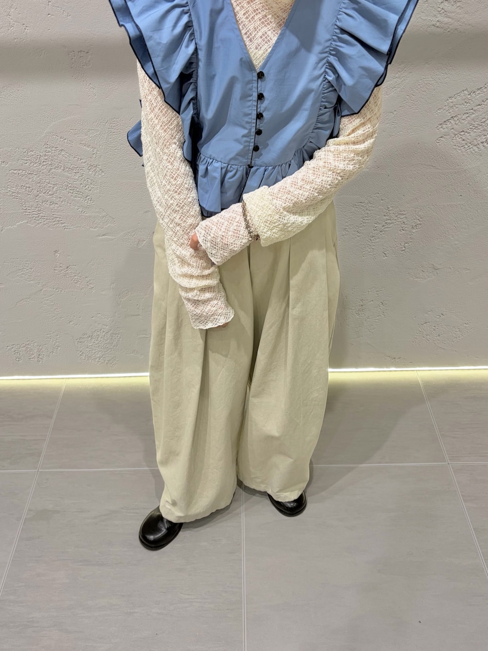 ホワイト系のTシャツ/カットソー、ブルー系のシャツ/ブラウス、ブラック系のサンダルを着用したレディースの春コーディネートの3枚目の写真