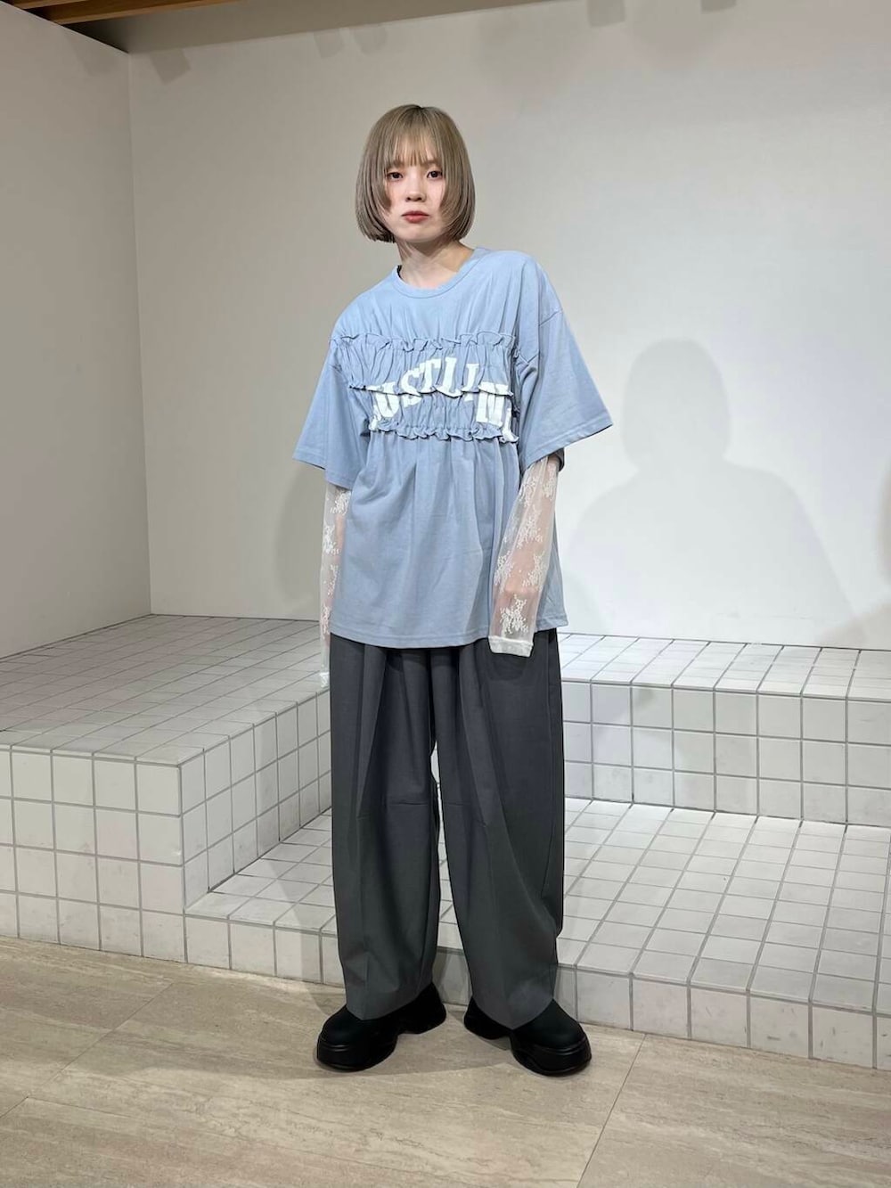 「スラックス、Tシャツ、kbf_ootd、KBF、レイヤードスタイル、低身長、春コーデ、春服、パンツスタイル、newarrival、低身長コーデ、20代、レーストップス、春夏コーデ、厚底シューズ」｜「KBFのサボベルトサンダル（サンダル、ブラック系）」を使った、serikaさん（レディース・153cm）の春コーディネートの4枚目の写真