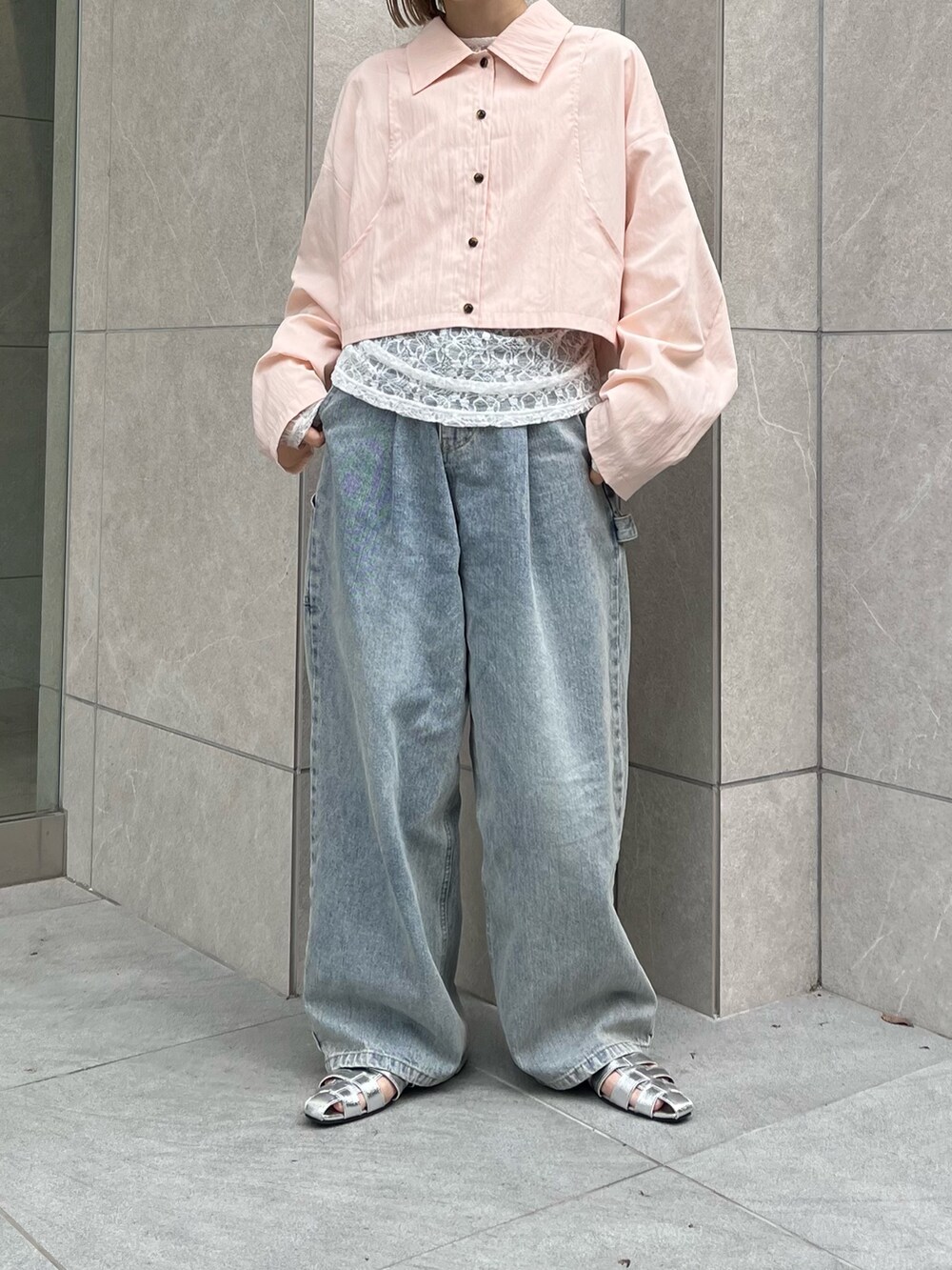 「KBF、kbf_ootd、ロングコート、デニム、シャツスタイル、レース、ステンカラーコート、春コーデ、春アウター、Coming soon…、低身長、低身長コーデ、骨格ナチュラル」｜「KBFのBACKスリットステンカラーコート（ステンカラーコート、グレー系）」を使った、serikaさん（レディース・153cm）の冬コーディネートの3枚目の写真