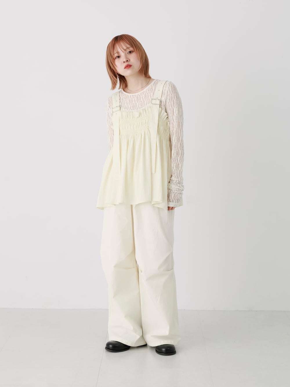 ホワイト系のその他トップス、ホワイト系のTシャツ/カットソー、ホワイト系のその他パンツを着用したレディースの冬コーディネートの5枚目の写真