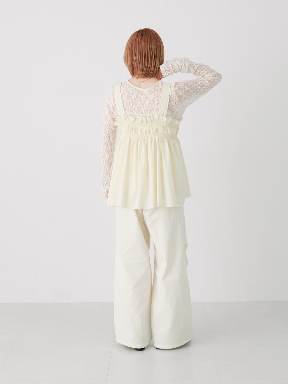 ホワイト系のその他トップス、ホワイト系のTシャツ/カットソー、ホワイト系のその他パンツを着用したレディースの冬コーディネートの2枚目の写真