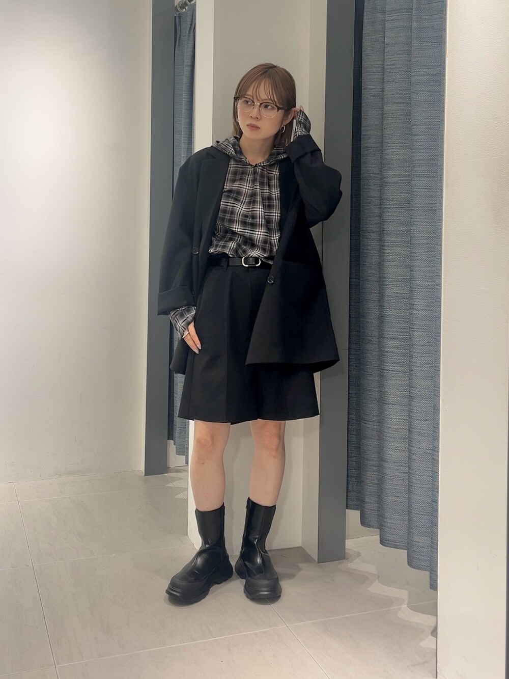 ブラック系のその他パンツ、その他のシャツ/ブラウス、ブラック系のその他アウターを着用したレディースの秋コーディネートの6枚目の写真