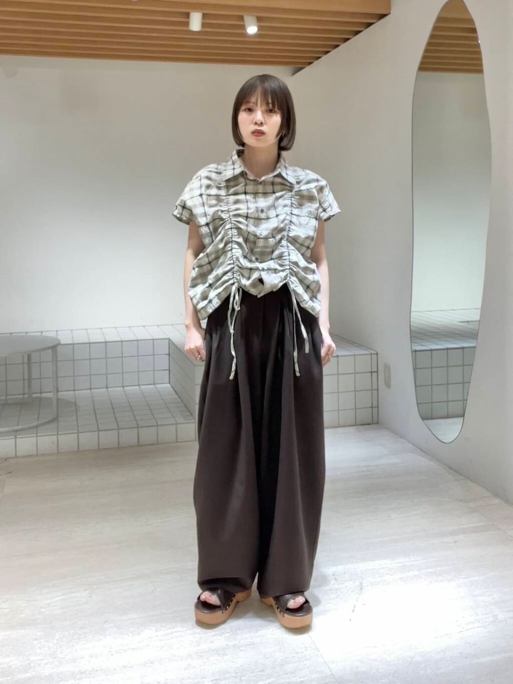 「チェック、チェックシャツ、カジュアルコーデ、サンダル、kbf_ootd、KBF、低身長、夏コーデ、パンツスタイル、低身長コーデ、サボサンダル、楽ちんスタイル、厚底シューズ、骨格ナチュラル、私のイチ推しブランド」｜「KBFのバックオープンベストセットアップ（セットアップ、ブラウン系）」を使った、serikaさん（レディース・153cm）の春コーディネートの3枚目の写真