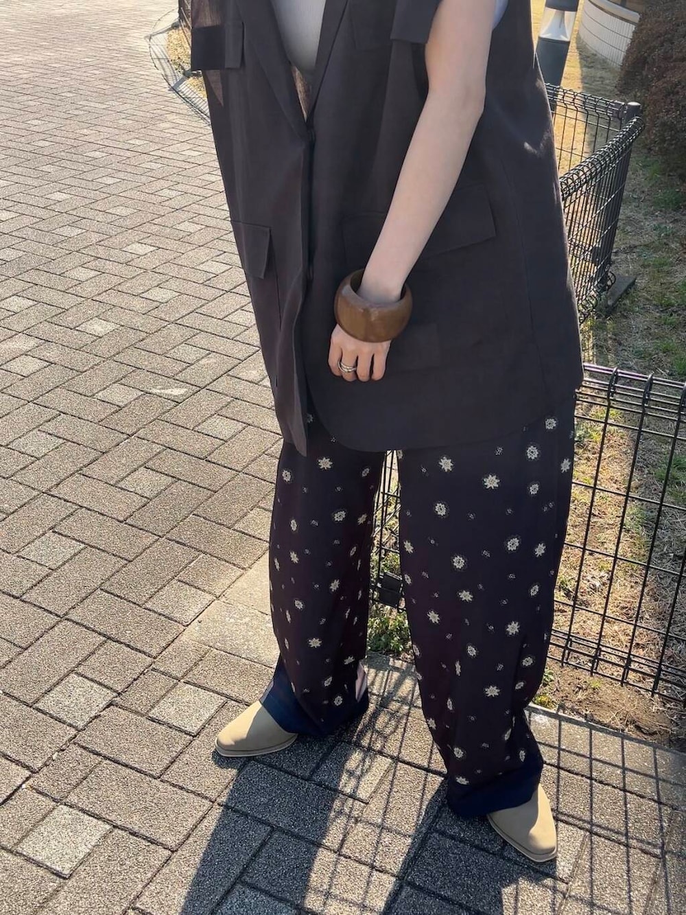 「ベスト、きれいめカジュアル、花柄、ブラウンコーデ、kbf_ootd、KBF、レイヤードスタイル、低身長、パンツスタイル、低身長コーデ、春夏コーデ、骨格ナチュラル、柄パンツ、イージーパンツ、ワントーンコーデ」｜「KBFのアソートプリントパンツ（その他パンツ、ブラウン系）」を使った、serikaさん（レディース・153cm）の春コーディネートの2枚目の写真