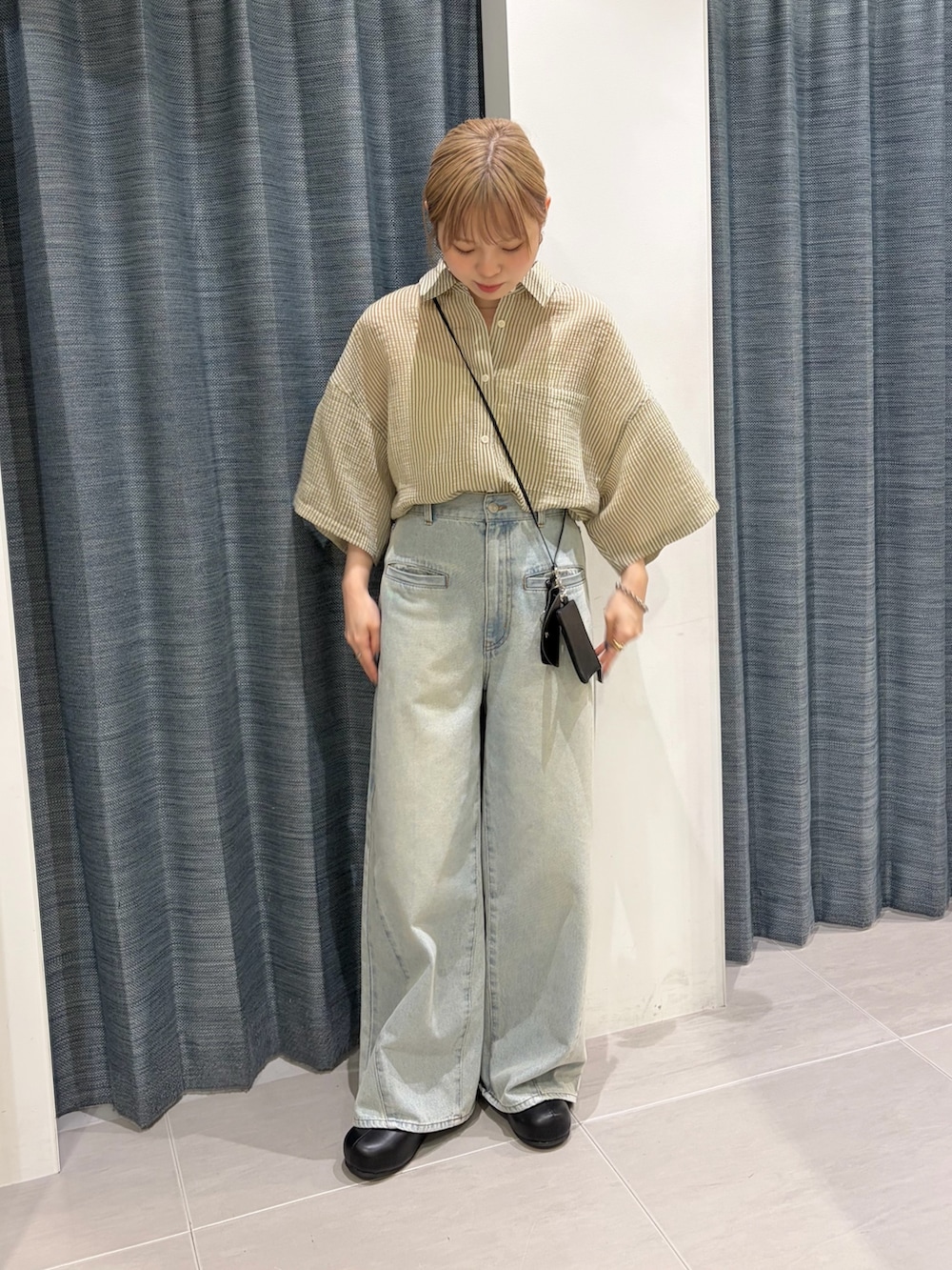 グリーン系のシャツ/ブラウス、ブラウン系のショルダーバッグ、ブラック系のその他シューズを着用したレディースの春コーディネートの2枚目の写真