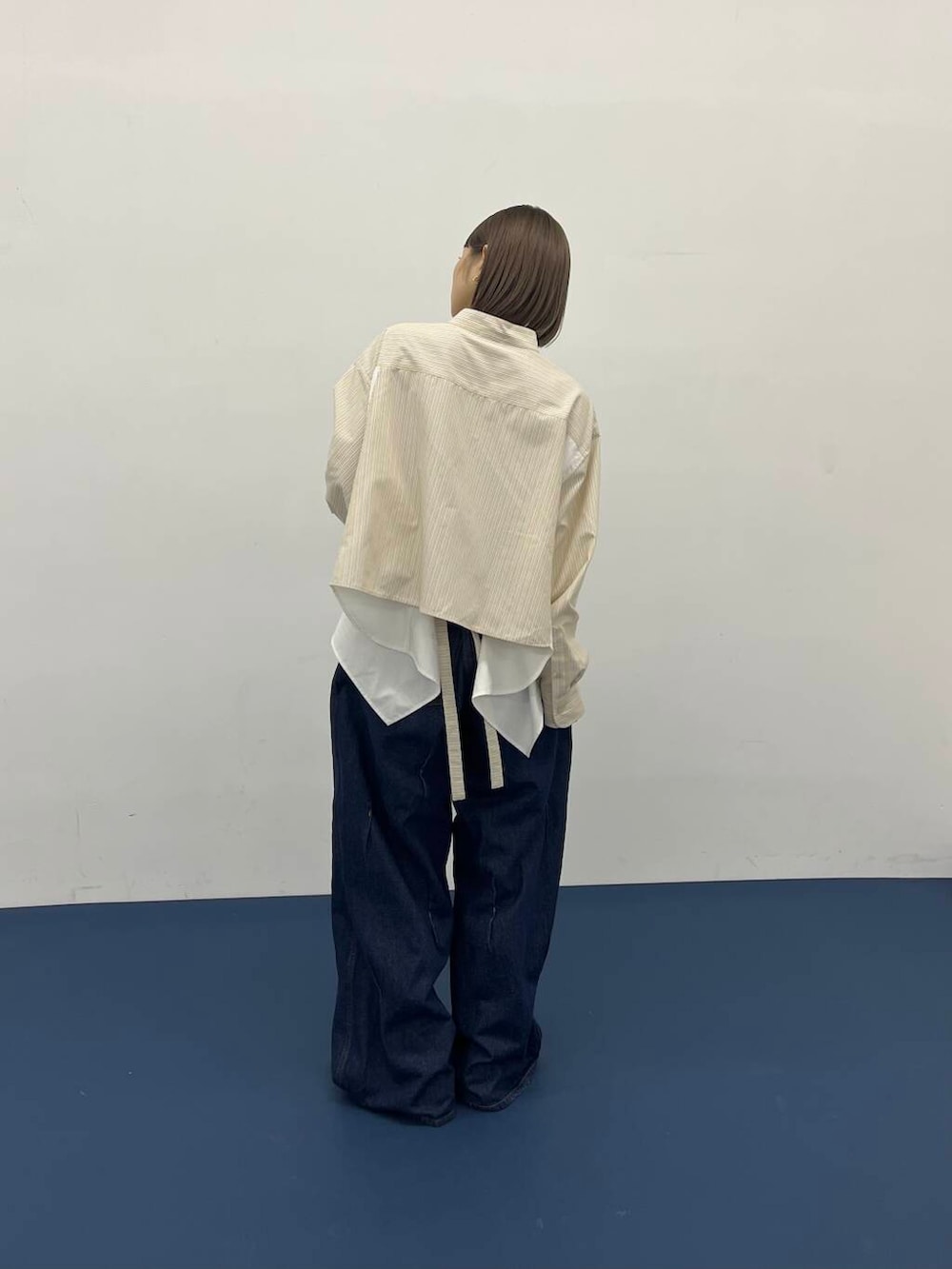 「大人カジュアル、秋コーデ、デニム、シンプルコーデ、kbf_ootd、KBF、低身長、パンツスタイル、低身長コーデ、晩夏コーデ、骨格ナチュラル、私のイチ推しブランド、sip2412、デニムコレクション」｜「KBFのタックWIDEデニム（デニムパンツ、ブルー系）」を使った、serikaさん（レディース・153cm）の夏コーディネートの2枚目の写真