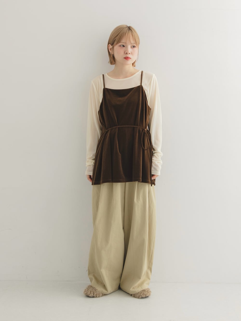 ブラウン系のTシャツ/カットソー、ベージュ系のその他シューズを着用したレディースの夏コーディネートの6枚目の写真