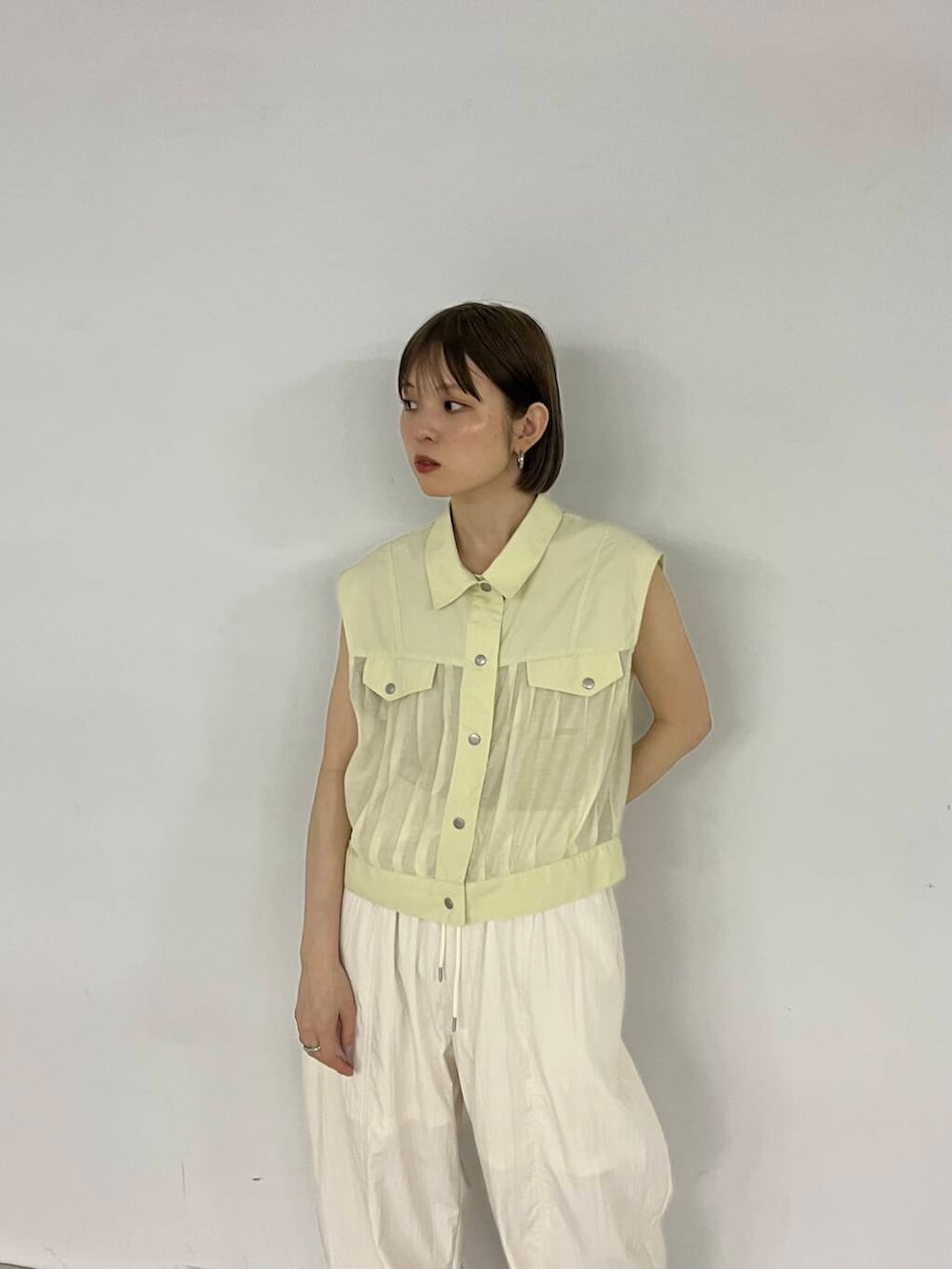 「スニーカー、ベスト、イージーパンツ、カジュアルコーデ、シンプルコーデ、kbf_ootd、KBF、低身長、夏コーデ、パンツスタイル、低身長コーデ、シアートップス、骨格ナチュラル、私のイチ推しブランド、初夏のお出掛けコーデ」｜「KBFのイージーフォルムパンツ（その他パンツ、ホワイト系）」を使った、serikaさん（レディース・153cm）の春コーディネートの2枚目の写真