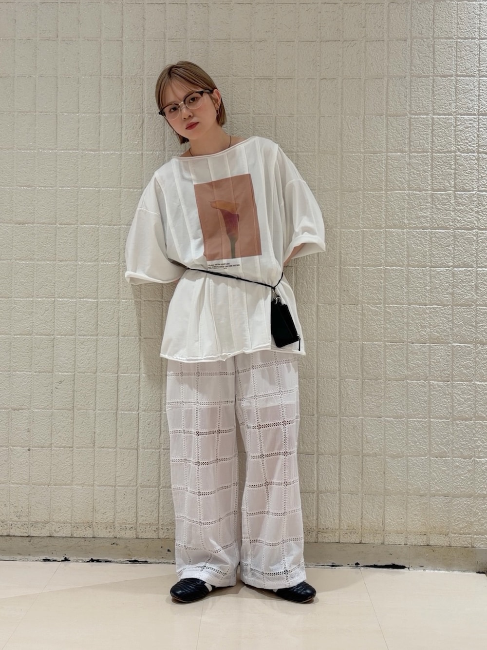 ホワイト系のTシャツ/カットソー、ブラック系のショルダーバッグ、ホワイト系のその他パンツを着用したレディースの春コーディネートの3枚目の写真