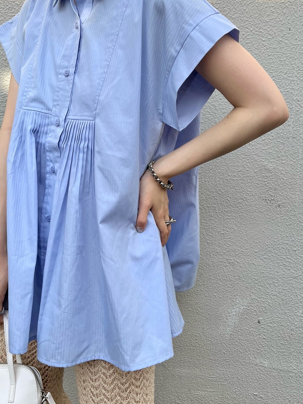 ホワイト系のサンダル、ホワイト系のハンドバッグ、ベージュ系のその他パンツを着用したレディースの夏コーディネートの3枚目の写真