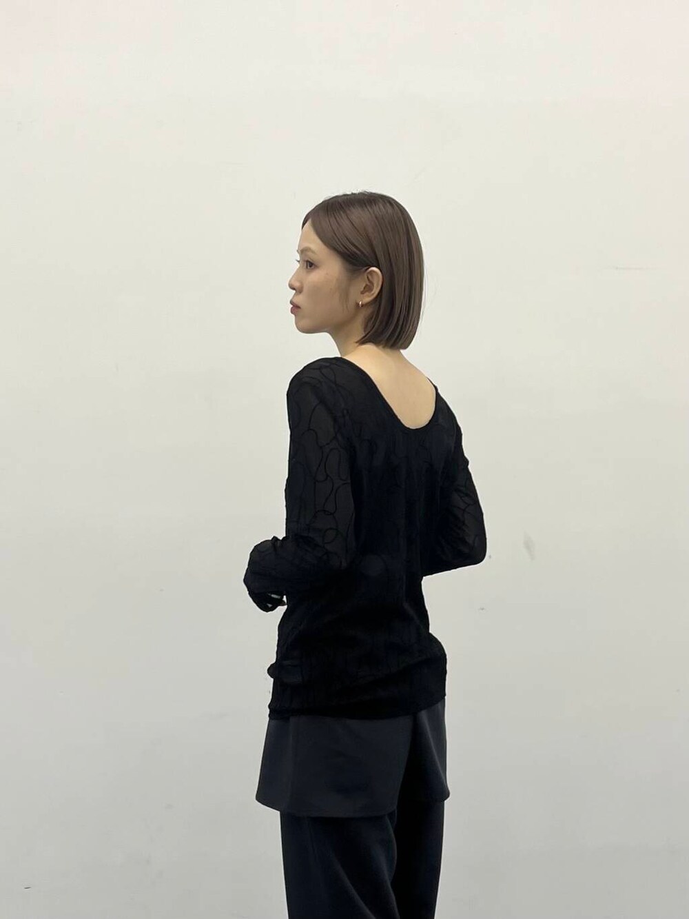 グレー系のその他パンツ、ブラック系のその他シューズ、ブラック系のTシャツ/カットソーを着用したレディースの夏コーディネートの2枚目の写真