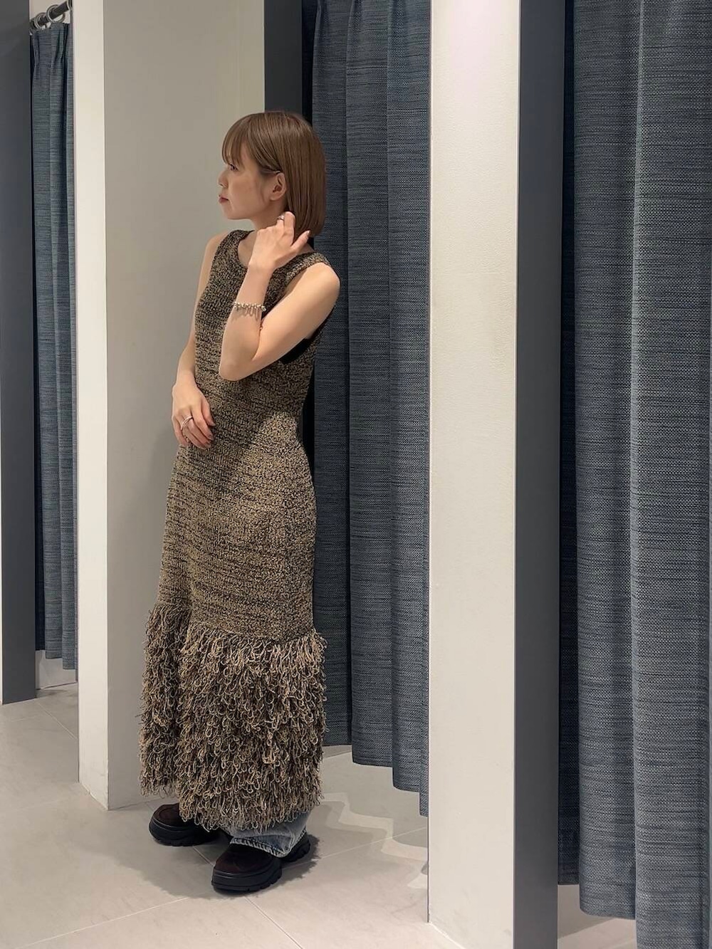 「ワンピース、大人カジュアル、デニム、スニーカー、ブラウン、シンプルコーデ、ニットワンピース、kbf_ootd、KBF、スリッポン、低身長、夏コーデ、パンツスタイル、サマーニット、低身長コーデ」｜「KBFのBIGポケットデザインデニム（デニムパンツ、ブルー系）」を使った、serikaさん（レディース・153cm）の夏コーディネートの3枚目の写真
