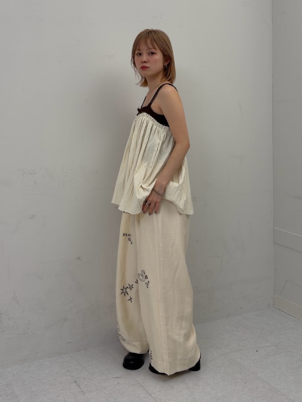 ホワイト系のその他トップス、ブラウン系のキャミソール、ホワイト系のその他パンツを着用したレディースの春コーディネートの3枚目の写真