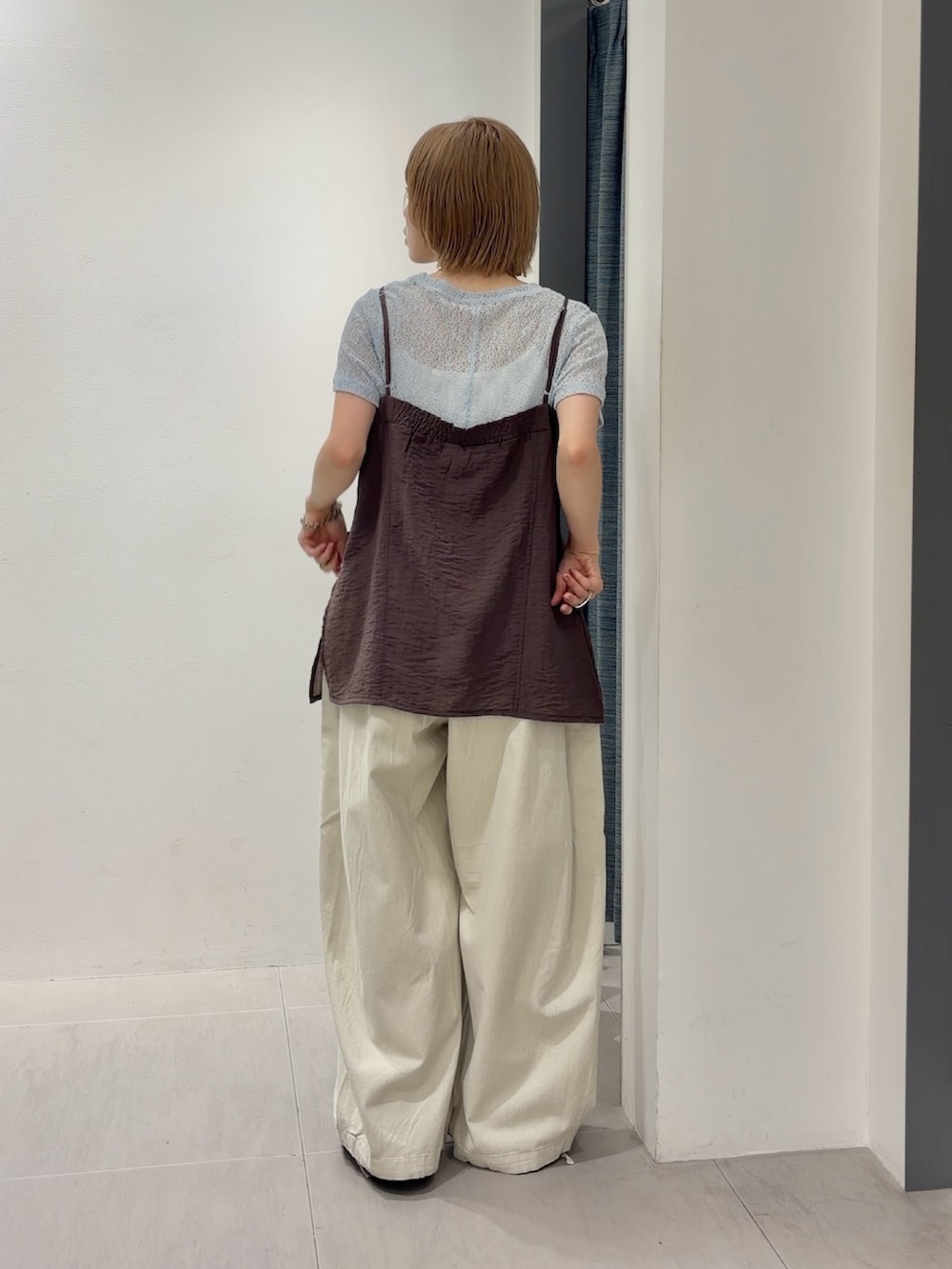 ブルー系のTシャツ/カットソー、ホワイト系のその他パンツ、ブラック系のサンダルを着用したレディースの夏コーディネートの3枚目の写真