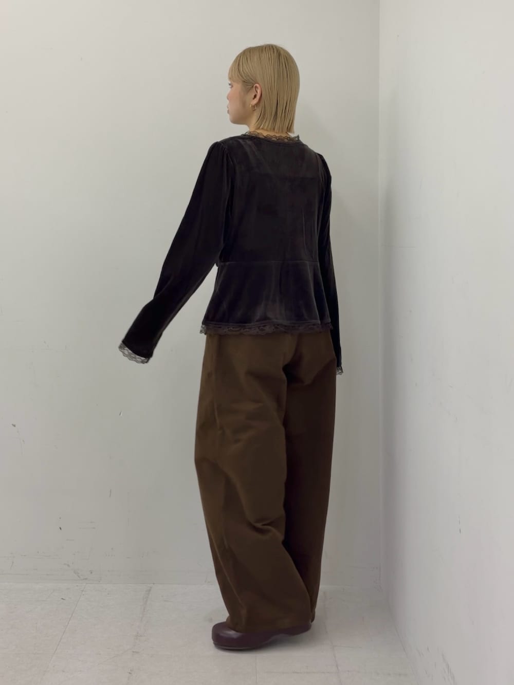 ブラウン系のその他シューズ、ブラウン系のTシャツ/カットソーを着用したレディースの秋コーディネートの2枚目の写真