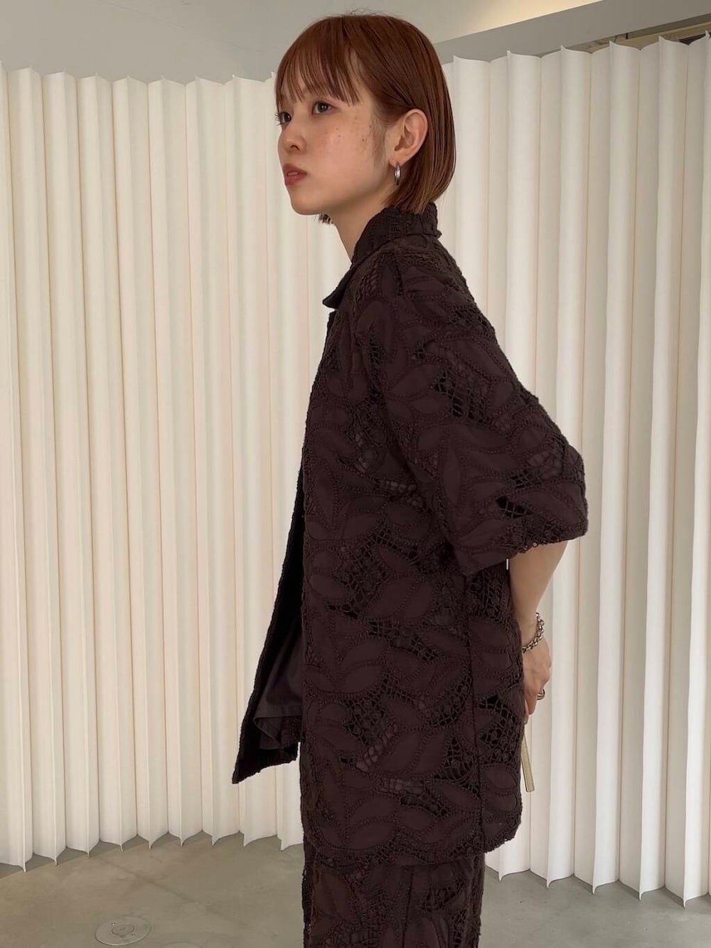 「セットアップ、イージーパンツ、ショルダーバッグ、サンダル、ブラウンコーデ、kbf_ootd、KBF、低身長、夏コーデ、低身長コーデ、レーストップス、骨格ナチュラル、レースアイテム、おでかけコーデ、150cm台コーデ」｜「KBFのダブルスリムショルダーBAG（ショルダーバッグ、ホワイト系）」を使った、serikaさん（レディース・153cm）の夏コーディネートの2枚目の写真