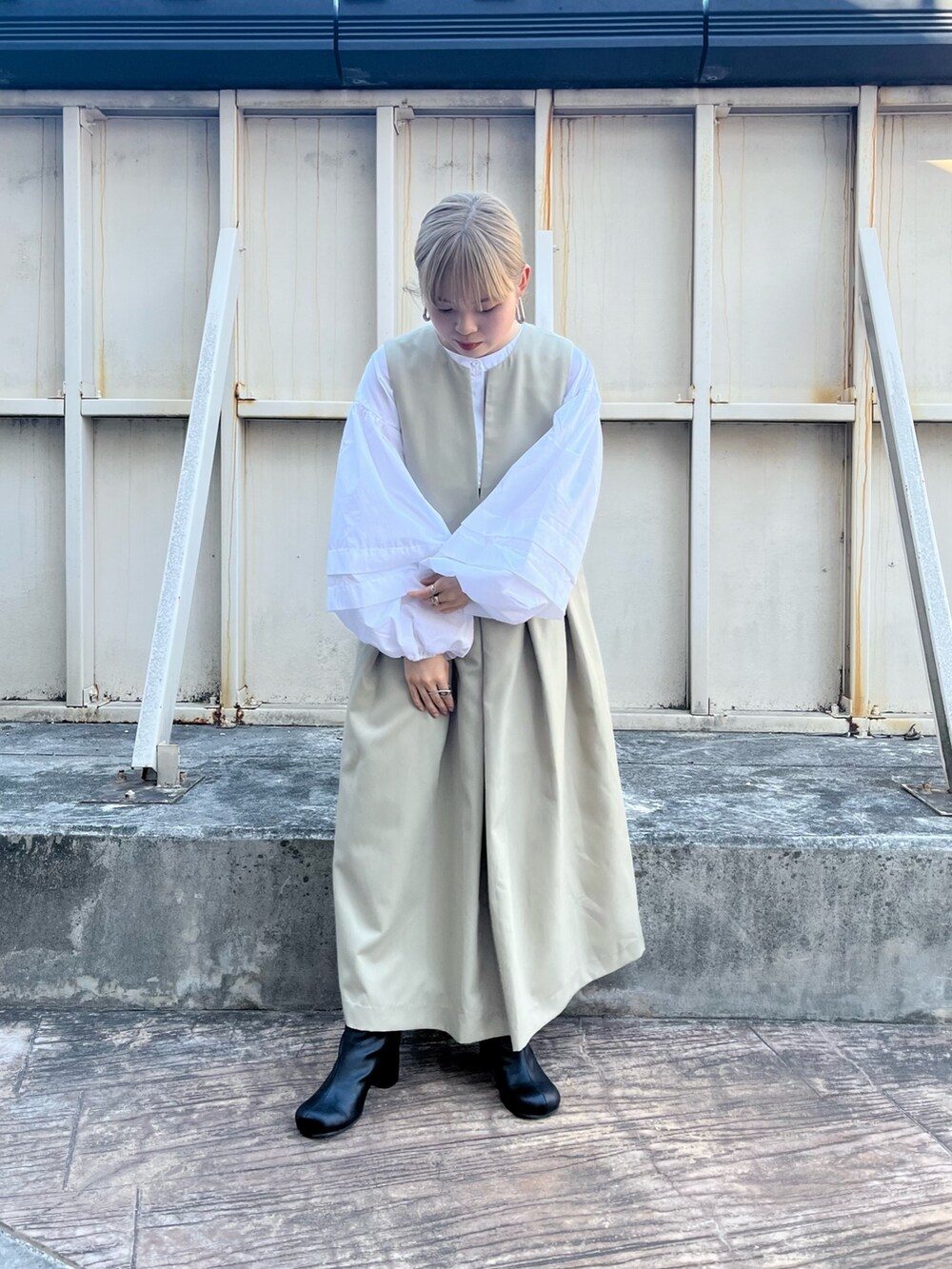 「KBF、kbf_ootd、きれいめカジュアル、淡色コーデ、秋コーデ、ブーツ、ベージュ、ワンピース、ジャンパースカート、キーネック、ボリューム袖、プリーツスカート、低身長、重ね着ベストシーズン、シンプルコーデ」｜「KBFのラウンドトゥショートブーツ（ブーツ、ブラック系）」を使った、serikaさん（レディース・153cm）の秋コーディネートの5枚目の写真