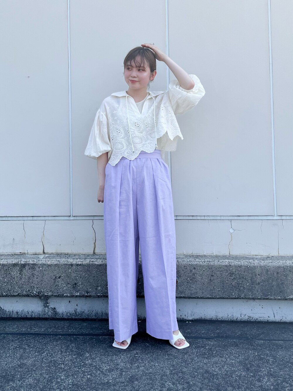 ホワイト系のシャツ/ブラウス、パープル系のその他パンツ、イエロー系のサンダルを着用したレディースの夏コーディネートの4枚目の写真