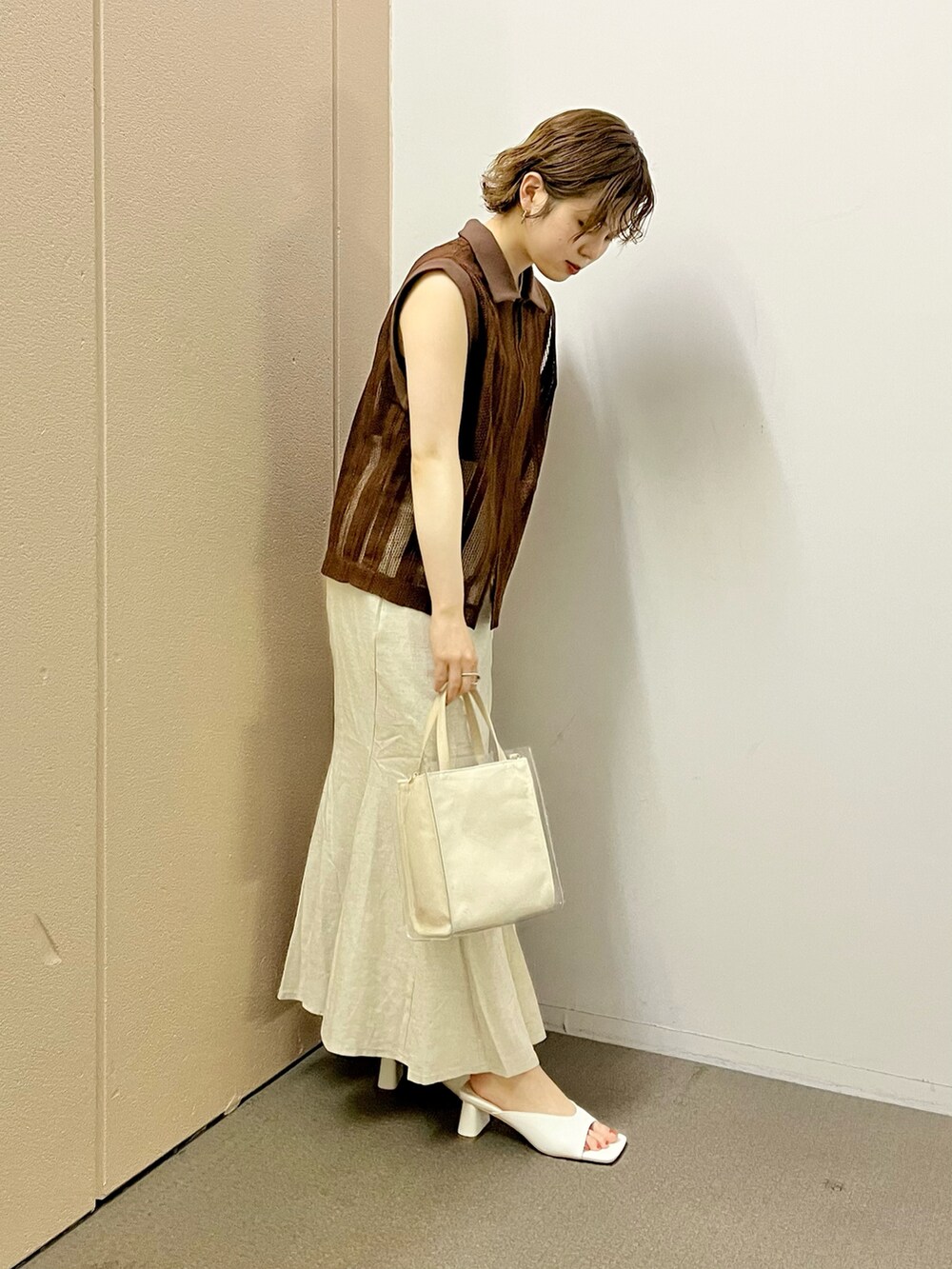 「KBF、kbf_ootd、カジュアルコーデ、低身長、マーメイドスカート、リネン、ポロシャツ、レース、夏コーデ、スクエアバッグ、クリアバッグ、ノースリーブ、ブラウン、ベージュ」｜「KBFのスクエアトゥカーヴィーミュール（サンダル、イエロー系）」を使った、serikaさん（レディース・153cm）の夏コーディネートの3枚目の写真