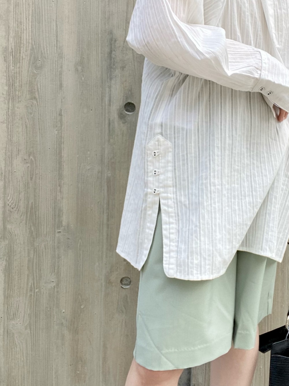 ホワイト系のサンダル、イエロー系のショルダーバッグ、ホワイト系のシャツ/ブラウスを着用したレディースの春コーディネートの3枚目の写真